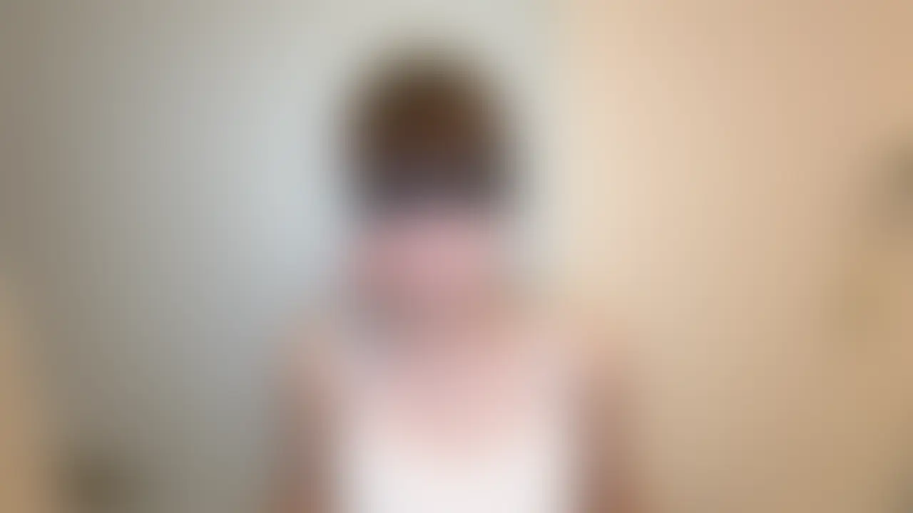 ご主人様に呼び出されました。
「この前のオナニー、顔が見切れてたよ」って。
うまく撮れなかったから…今日はお仕置きなんだって🖤
目隠しで何も見えないまま、テーブルの上で。
喉の奥まで突かれて、一番苦しい体勢にされて。
前も後ろも、逃げ場がないくらい責められて…
こわいのに、気づいたら何回もイッちゃってた。
最後は中に、いっぱい注がれました🖤
「毎週、ちゃんと撮れるようになるまでね」って。
━━ 収録内容 ━━
✔ ご主人様に呼び出されてのお仕置き
✔ 目隠しで何も見えないまま
✔ 喉の奥まで突かれるイラマ
✔ テーブルの上で一番苦しい体勢
✔ 前も後ろも逃げられない責め
✔ 何度も絶頂、最後は中出し
━━ 詳細 ━━
【ジャンル】イラマチオ/中出し/SM
【対象】お仕置き・調教・目隠しが好きな方へ🔞
【収録時間】約18分 (2/2)