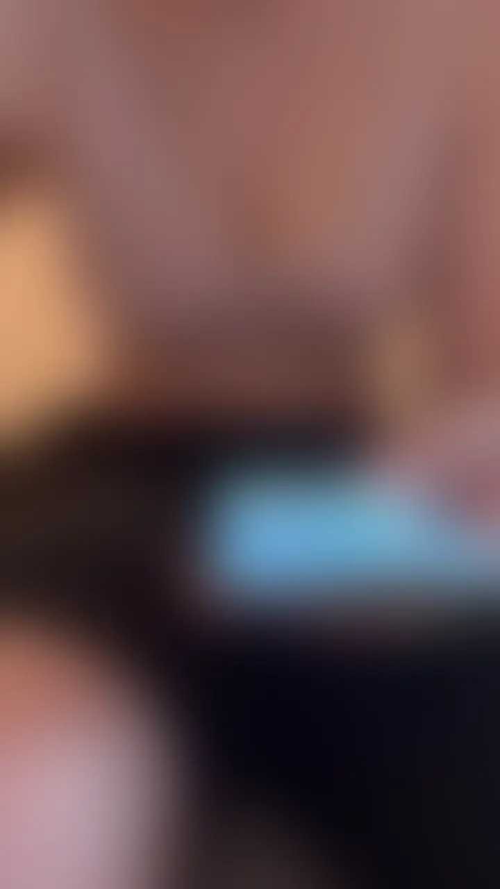 彼氏の見てる前でビデオ通話で他人も電話、、、
ビデオ通話で繋がった男性をいかせてました! (2/2)