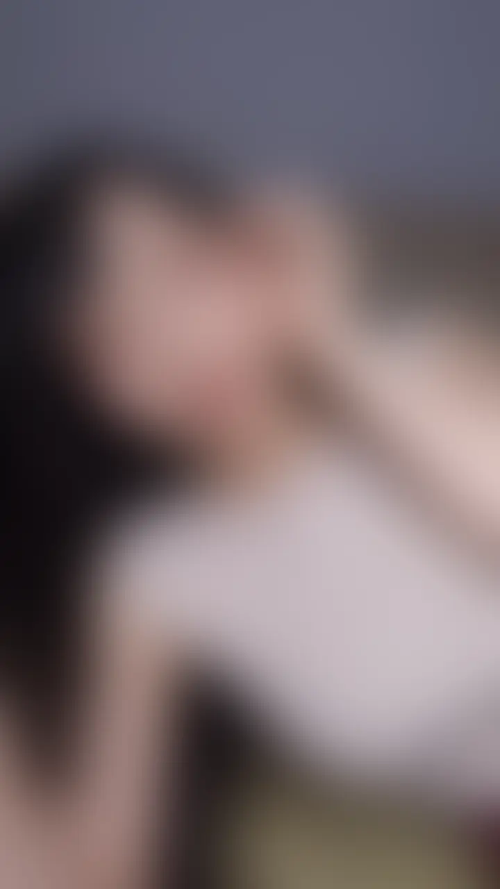 『お姉さんがお顔に乗ってオナニー見せてあげるね💕💕臭い嗅ぎながらシコシコしなさい✨✨』7分

今日の更新は2023年11月投稿の再掲です！
古い動画はメイクが薄いね笑

フルバックパンティ×ぴっちりお姉さん衣装でお顔に乗ってあげるね😝
目の前でオナニーしてあげるから、おまんことお尻の匂い嗅ぎながらいーーーっぱいシコシコして💖💖


コンテンツの転載、転売などの全ての二次利用を禁じます。
Reproduction is prohibited. Do not repost. (2/2)