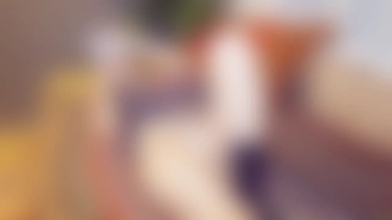 [ai 妄想#001-002] レッスンへ行かなかった午後、20歳アイドルがほどけていく


地方アイドルの ai（あい）、20歳。
ダンスレッスンへ向かうはずが、ふと開いたSNSに映ったのは、
地元の同級生たちが大学の昼休みに笑い合う写真。

「……いいな、こういうの。」

…その一枚だけで、張りつめていた気持ちがふっと緩む。


ソファに倒れ込み、スマホを握ったまま動けなくなる ai。
「少しくらい、いいよね」
そのつぶやきとともに、彼女の午後は静かにほどけ始める。

誰にも見られない部屋の中。
服の締め付けさえ気になって、
ai はそっと上半身をゆるめてしまう。
真面目に頑張り続けてきた体と心が、ようやく息をつくように。

これは、レッスンを抜け出した 20 歳のアイドルが、
“ただの ai” に戻っていくささやかな午後の記録——。 (2/2)