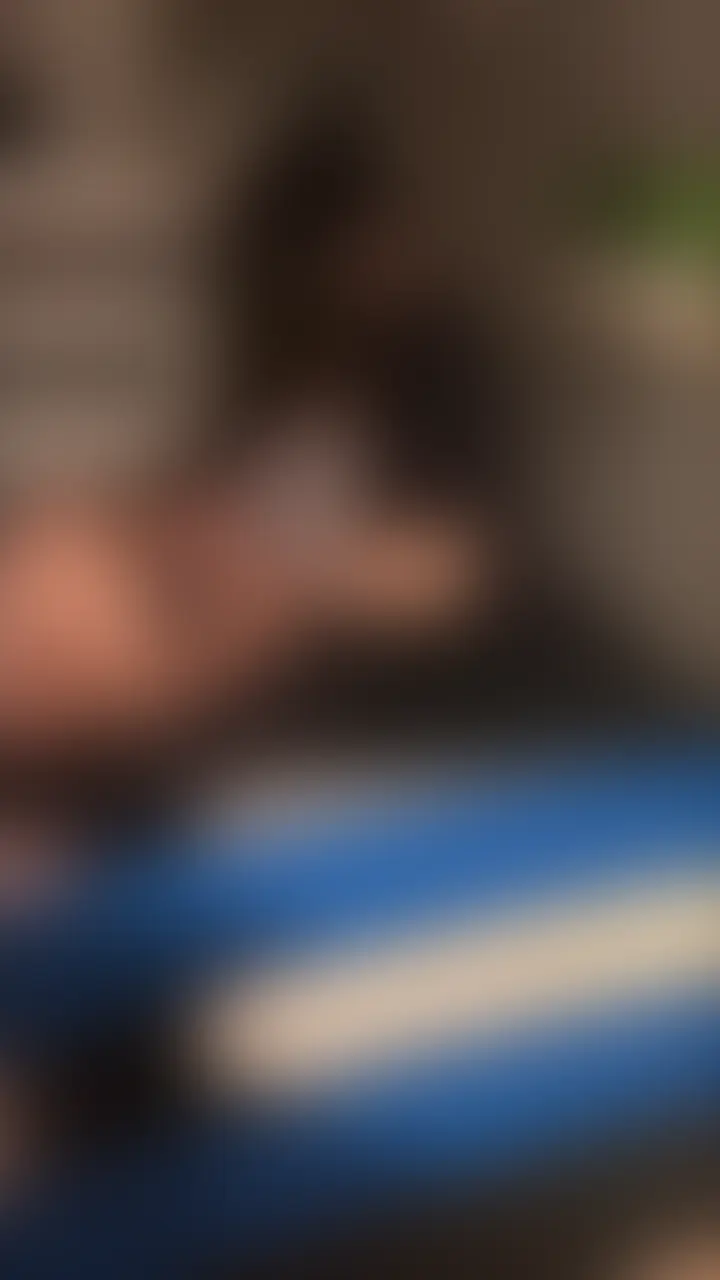 大学のゼミで仲良くなった爆乳JD
彼氏と付き合って一年記念日の翌日にめちゃくちゃ浮気しちゃう尻軽大学生です笑
"後ろから突かれるのが好きです"って言われたからお望み通り突きまくっちゃいました笑
🚨投稿から24時間でいいねとブックマーク数が20越えで好評だったら、続編動画を出しちゃいます! (2/2)