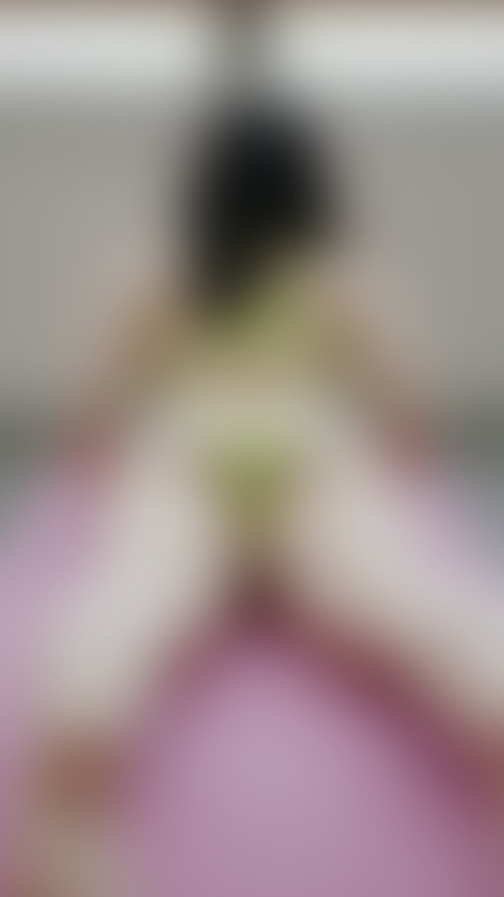 つま先をしっかり握って前腿をしっかりと伸ばしましょう♪😋💖 (2/2)