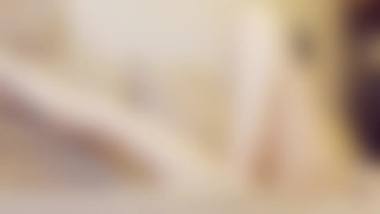 [reira 妄想#035] 鍵を置いたあとの、もうひとつの時間。


reira／23歳。不動産の内見アシスタント。
一日の案内を終えて、
人と話し続けていた緊張がようやくほどける。

今日は外に出る予定もない。
帰宅してドアを閉めた瞬間、
肩の力が抜けたのが自分でも分かった。

制服を脱いで、
部屋着に着替えるほどでもなく、
ただ身体を軽くしたくて、
動きやすい格好のまま過ごしている。

ソファの前でしゃがみ、
何をするわけでもなく、
ただ足元に視線を落とす。

外では姿勢を正し、
言葉を選び、
「ちゃんとした人」に見えるように振る舞う。

けれどここでは、
誰に気を遣う必要もない。
静かな部屋の空気が、
ようやく自分の呼吸に合ってくる。

鍵束はバッグの中。
スマホの通知も確認しない。
今日はもう、誰のためにも動かないと決めた。

ほんの短い休憩のつもりだった。
けれど、何もしない時間が
思ったより心地よくて、
そのまま動けなくなる。

明日になれば、また同じように
新しい部屋を案内して、
誰かの新生活の話を聞く。

だから今だけは、
何者でもないまま、
ただ静かに過ごしている。 (2/2)
