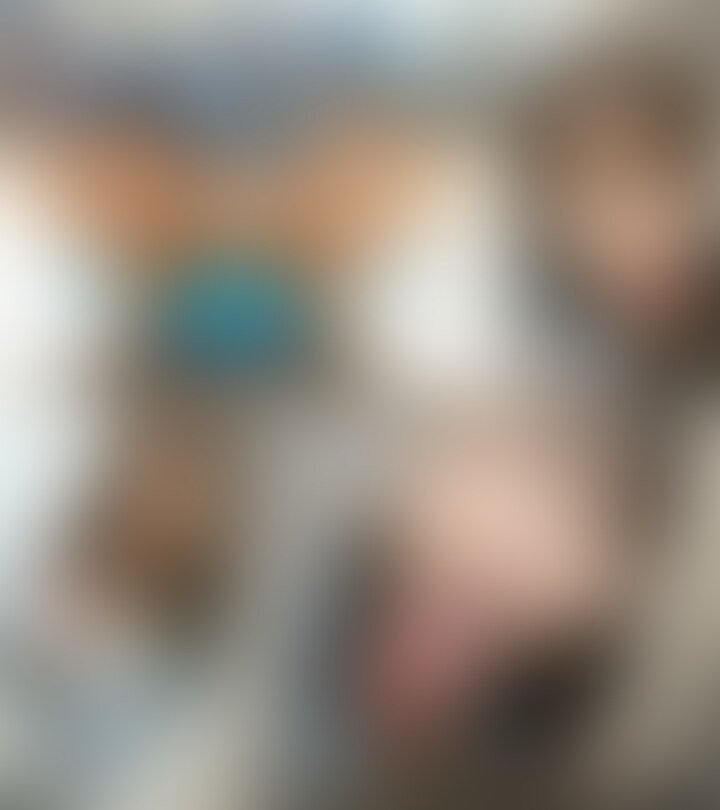 ※サムネではボカシが入っていますが本編では顔出ししています
Iカップ爆乳のエロ友まゆちゃんとの変態遊び。
序盤からあんな場所で
ムンムンにフェロモン出まくりのパンティをあらわに。
むっちむちでやわらかそうな肉感のお股はたまりません。
誰か来るんじゃないかっていう緊張感で
戸惑っている表情も可愛いです。
で、そんなの見せつけられたら僕もすっかり興奮してしまい、
勃起したおち○ぽをまゆちゃんに差し出してみると…
どんな場所でも咥え込んでくれます。
さすが僕のエロ友の中でも屈指の淫乱痴女。
ちなみにゲリラフェラは場所を移しながら2か所で敢行。
スリル満点のロケーションながら、
ドキドキよりもち○ぽしゃぶり欲の方が勝ってしまい
心底おいしそうな、嬉しそうな表情で舐め吸いねぶってくれます。
*-*-*-*-*-*-*-*-*-*-*-*
■動画情報■
【表示サイズ】1920×1080
【収録時間】10分43秒
【ビットレート】6000kbps
【拡張子】MP4
*-*-*-*-*-*-*-*-*-*-*-*
■注意事項■
・この作品は、私「kei」によって作られた、完全オリジナル動画です。
・作品に登場する人物は公的身分証で20歳以上であることを確認し、
撮影の同意書にも記入、押印してもらっています。
・2次使用、第3者への譲渡、転載、転売等は固く禁止します。 (2/2)