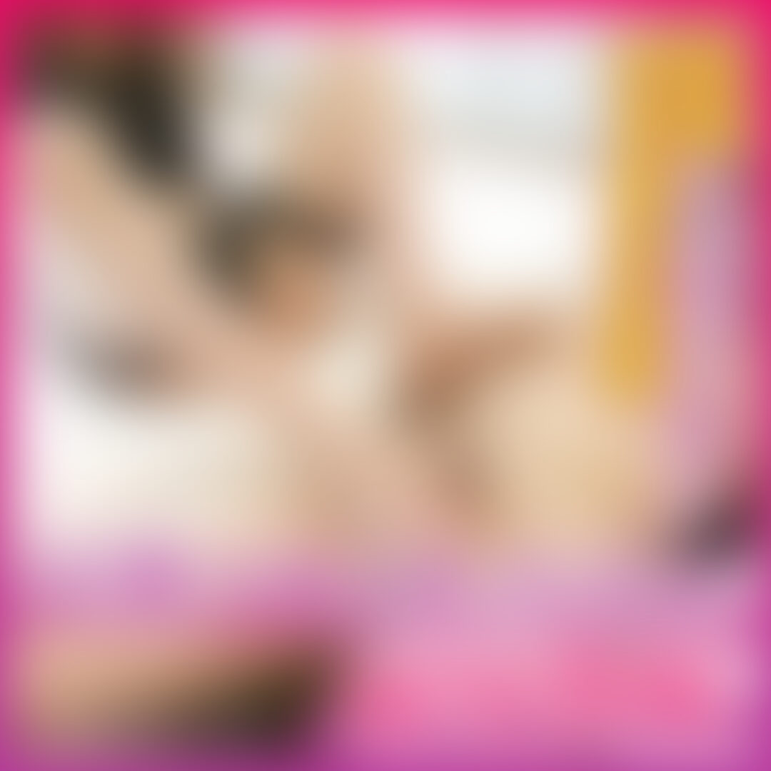 今度は足で可愛がってあげる~
よしよし🍌よしよし🍌♡
ほら足に捕まっちゃったよ?💋
足で弄ばれて
おちんちんかたくするなんて変態さんだね🩵
ニチュニチュって
おちんちんからエッチな音してるの聞こえてる?✨ (2/2)