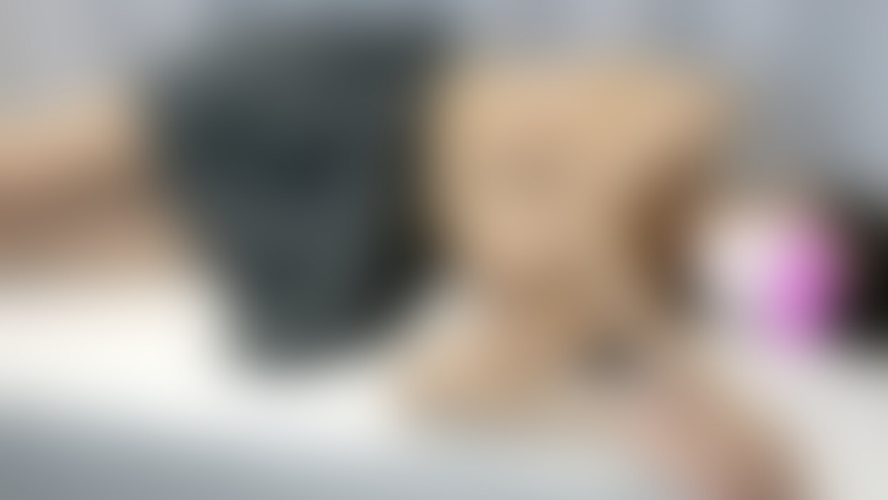 いつも大好評な美巨乳患者様が新規検査ということで来院しました。側弯症という症状をご存じでしょうか。背骨がねじれを伴いながら曲がる病気「側弯症」。特に10代の女子に多いといわれ、重症化すると呼吸機能障害や歩行困難などの症状があらわれます。
この「側弯症」は、目で見たり触ったりするだけの検査が最低限必須で上半身裸になってもらう必要があります。
まずは検査で必要だからと言い、上半身を脱いでいただきます。すぐに検査は始めずまずは触診をしていきます。簡単に胸を触ることができないのでいつもどきどきしながら少しでも触れれば、、という歯がゆい思いをしながら触診しております。ベッドでは四つん這いになってもらい触診しているときにスカート内をしっかりスマホで撮影してしまいます。通常検査だけですが、私もお気に入りの患者さんなので嘘の施術を行います。ここでは大きく実った胸目の前で観察し上を向かせて目を瞑ってもらいながら下乳をドアップで撮影してしまいました。 (2/2)