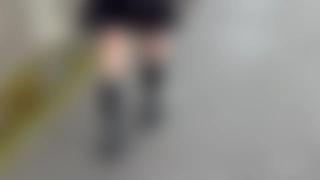 踏み活は初めてだけど応募してみたまいちゃん。待ち合わせから撮られてしまっていて恥ずかしがっています。
外を歩いている様子や階段を登ってパンチラしてしまっている様子、普段入らないド◯キのアダルトコーナーを興味津々で物色している様子もばっちり撮られてしまっています…。
ラブホテルに入ってブーツを脱いで、おじさんに嗅がせます。
「臭いですよね…」
何年も履いてしっかり匂いが染み付いたブーツをたくさん嗅がれたしまいます。
ついでにブーツを脱いだ足や靴下も嗅がれてしまいます。
次におじさんが黒ストッキングを取り出して履いてほしいというので、素直に履くまいちゃん。
まずはこれで踏み活してほしいそうです。
人を踏むのが初めてのまいちゃん、緊張しながら「これでいいんですか?」と踏み始めます。
顔やおちんちんもたくさん踏んでしまいます…。
次は念願のブーツ。
「これって大丈夫なんですか??」
痛そう…と躊躇しつつも、さっきのようにおじさんを踏みはじめます。
ヒールがあるからバランスがとりにくく、その感覚が面白いようで、次第にノリノリになっていくまいちゃん。
裏返ってお尻の方もしっかり踏みます。
次はパンスト脱いでローションでいじめてと言われ…。
どうやるの??と思いながらローションでドロドロにしてコスコスしてしまいます。
おじさんも余裕がない声をあげ、気持ちよさそうです。
高まったきたおじさんが足コキしてほしいというので、素足で足コキします。
「むずかしい…」
おちんちんを挟んだまま足を上下に動かすのは難しかったけど、おじさんは気持ちいいようですぐにイッてしまいました。
上手だったよ、ありがとうと言われて、密かに踏み活にハマってしまったまいちゃんなのでした。 (2/2)