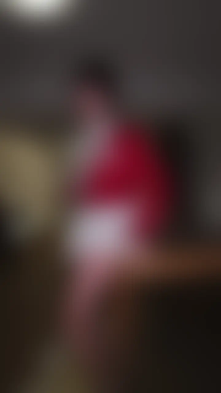 自分を解放したい変態ちゃんって、普通のSEXじゃ物足りなくなってるんですよね。非現実っぽい場所とか、ちょっと雑に扱われる感じを欲しがってる。ダイニングテーブルでハメられながら「ち○ち○欲しい」っておねだり。澄ました顔して中身はスケベすぎる女です、、、
【本編顔出し6月26日17:00公開】
家に着いた瞬間に我慢できず玄関で生ハメ。生はダメって言ってたくせに、挿れたらすぐイキまくって潮まで吹いちゃう変態ちゃんでした。イキまくったあとに「中にちょうだい…」っておねだりしてきたから、初中出しプレゼントしてあげました、、、 (2/2)