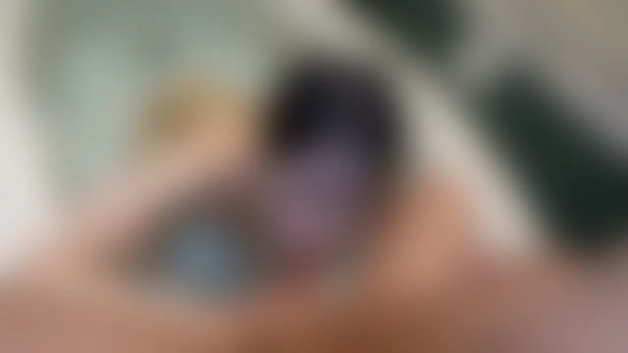 ジュキヤの動画で話題になった有名女優。
ギャルっぽい華やかさと、堂々とした雰囲気で知られる彼女が、今回はまるで別人のように柔らかい表情を見せてくれています。
撮影の前半は普段のように明るく、自信に満ちた振る舞いだった彼女。
しかし距離が近づくにつれ、強さの奥にある素の一面が少しずつあらわれていく。
視線を向けたときにふっと照れたように笑う瞬間や、静かに言葉を選ぶ場面など、
SNSではまず見られない“裏の表情”が丁寧に映し出されている。
特に印象的なのは、お風呂でのシーン。
湯気に包まれる柔らかい光の中で、普段の強気な雰囲気がふっと溶け、
素の彼女に近い、落ち着いた呼吸や穏やかな横顔がのぞいた。
強く華やかなイメージとは対照的な、静かで柔らかい空気感。
そのギャップが彼女の魅力をさらに深く感じさせてくれる。
⚠️ この映像はいつ非公開になるか分かりません
購入者は非公開後も視聴可能です。
華やかな女優が、お風呂というプライベートな空間で見せる“誰も知らない素顔”。
その特別な時間を、ぜひゆっくりとご覧ください。 (2/2)