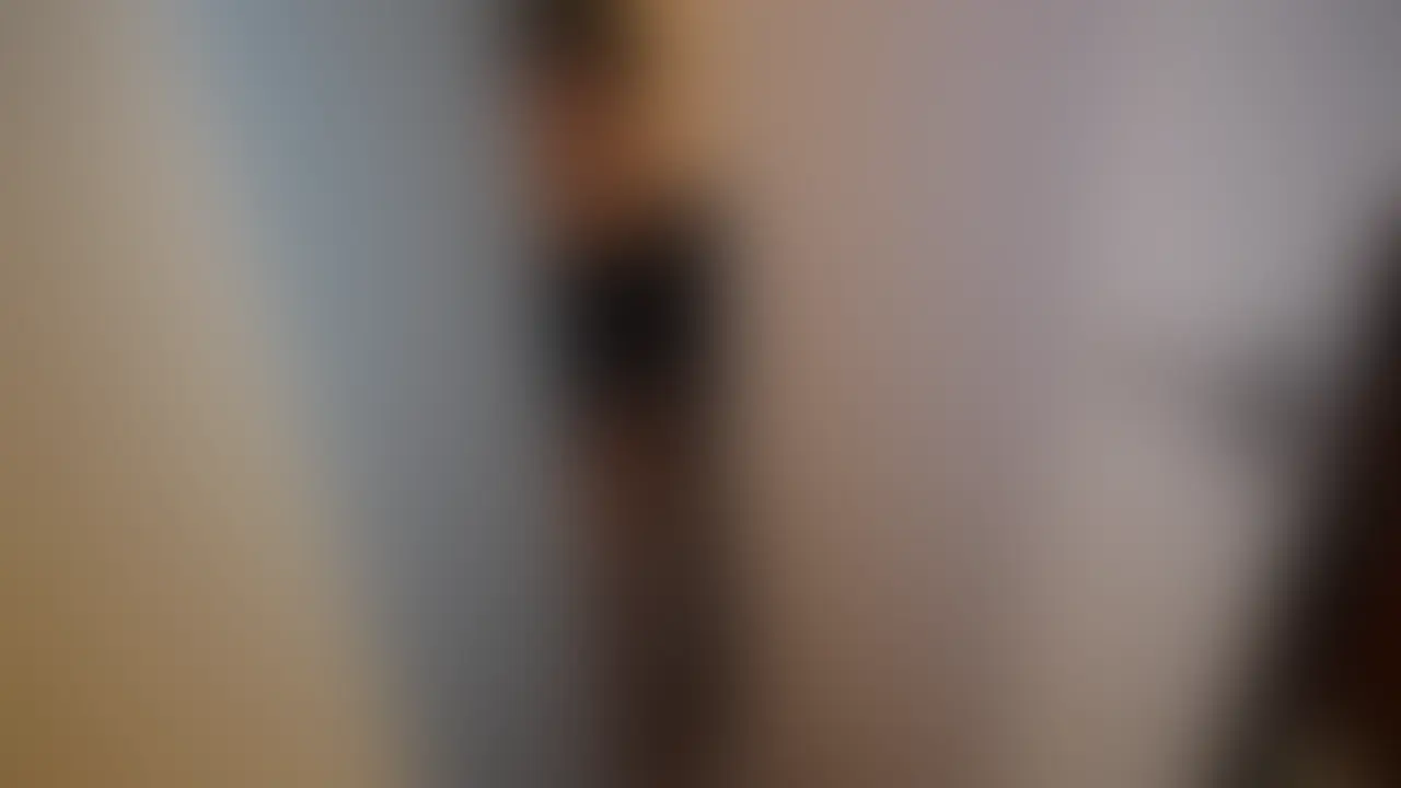 夫婦で楽しく旅行に来たのに大喧嘩していっぱい泣いて、そこから仲直りして抱きしめ合ったら夫のちんぽはめちゃくちゃ勃起しとってムラムラセックス
わたしがトイレでおしっこしとるのにカメラ回し出して初っ端から恥ずかしかった笑
(同時に嬉しいねんけど。)
おしっこしたままパンツ脱がせて即フェラ
ねっとり人妻フェラ好きやろ?
わたしは気持ちよくなってもらうんが大好き
乳首舐めるんも手コキも全部したい
わたしも雑魚やからさ、乳首触られたりシックスナインしたりとか、気持ちいいとなんも出来んくなる
悔しい。気持ちよくてもちゃんとフェラしたい
いっぱいクンニされて気持ち良さに負けて頑張ってるわたしの姿見てな。
たっぷり前戯して我慢しきれんから、いきなり騎乗位しちゃう
わたしの動きで相手が気持ちよくなってんの嬉しーよな
わたしの力でイかせたいし気待ちよさに屈服させたい
腰動かしてグリグリするん大好きやねん
鏡の前でも、ベッドでも激しくピストンされすぎてもう理性はぶっ壊れた
わたしは何言うてるか分からんぐらい笑
中出しと潮ふきで水浸し
気持ちよくなりすぎてお潮も止まらんくなっちゃう。
わたしもみんなのこと快楽でぐちゃぐちゃにしたいな
雑魚ちんぽから搾り取りたい
次は騎乗位で我慢すら出来んぐらいイかせるんやりたい🫶 (2/2)