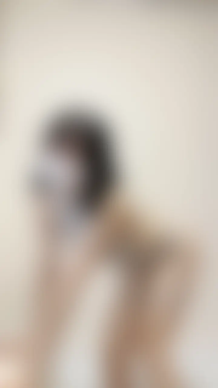 【色白マシュマロ美乳】さな｜女子大生「ちょっとエッチなグレーの服、着てみたよ〜！ このレオタード、胸元がハート型に空いてて、そこから視線を感じるとすごく体温が上がっちゃうの。 太もものベルトでムチム」の投稿サムネイル
