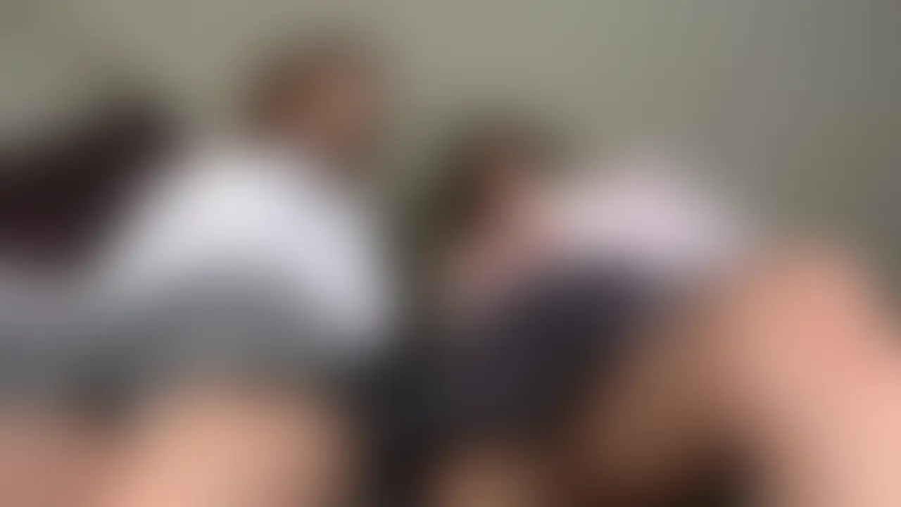 ツバを吐きかけもてあそぶ。生徒2人がツバフェチ男のオナニー中ににツバを吐きかけ、男の射精直前に笑って立ち去る。
二人の生徒はツバが大好きな変態男を床に寝転ばせ男の体中にツバを吐きかけ、大爆笑する。
男が興奮して下着を脱いでオナニーを始めると生徒たちは
「ツバおじさん、私達があなたのちんこにツバを吐いてあげるからローションの代わりとしてオナニーすればアハハ」 (2/2)