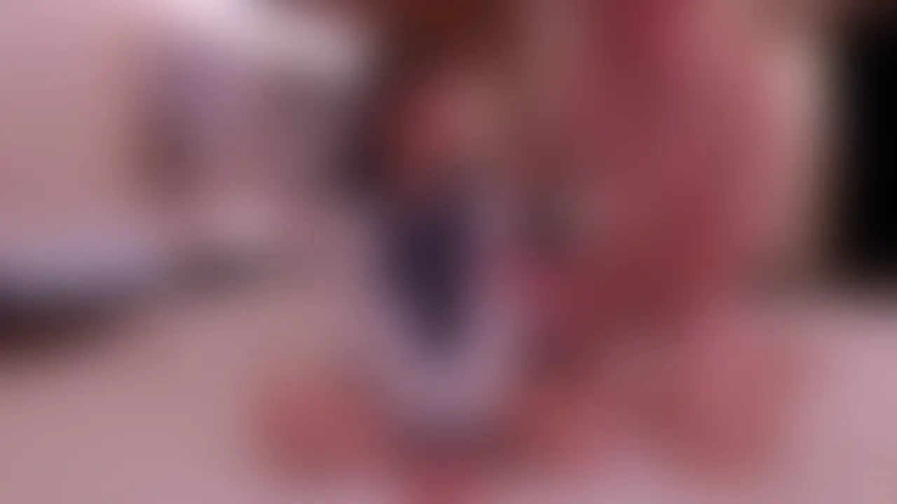 【風俗体験動画】「妹系デルヘリで出会った、可憐な妹系美少女の裏の顔」。学校帰りの制服姿のまま密室へ連れ込み、恥じらいと快感に震える背徳のリアルを🩷
今回のガチ検証は、男の隠された妄想とタブーをすべて具現化した「妹系×制服コスプレハメ撮り」。
業者の演技がかったAVとは次元が違う、完全密室でお店公認だからこそ至近距離でカメラを回し続けられた【ガチの個人カメラデータ】をそのままお届けします📸
ドアを開けた瞬間に待っていたのは、まだスレて🍓いない初々しい雰囲気を残した、華奢で可憐な妹系美少女。
男の世代のド真ん中をぶち抜く「制服」に身を包み、「お兄ちゃん…っ」と無邪気に懐いてくるファーストコンタクトから、すでに脳の芯までとろけそうな検証がスタートします。
しかし、ひとたびベッドの上で衣服に手をかければ、ここからは背徳の調教タイムです。💦
ブラウスのボタンが外され、スカートをたくし上げられていくスリルのなか、スマホのレンズを意識して涙目を浮かべながらペニスを貪る「濃厚な服従フェラチオ」。歯が当たらないように一生懸命に口をすぼめ、息を荒くしていく彼女の生唾の音が、イヤホン越しに鼓膜を揺さぶります😊 (2/2)