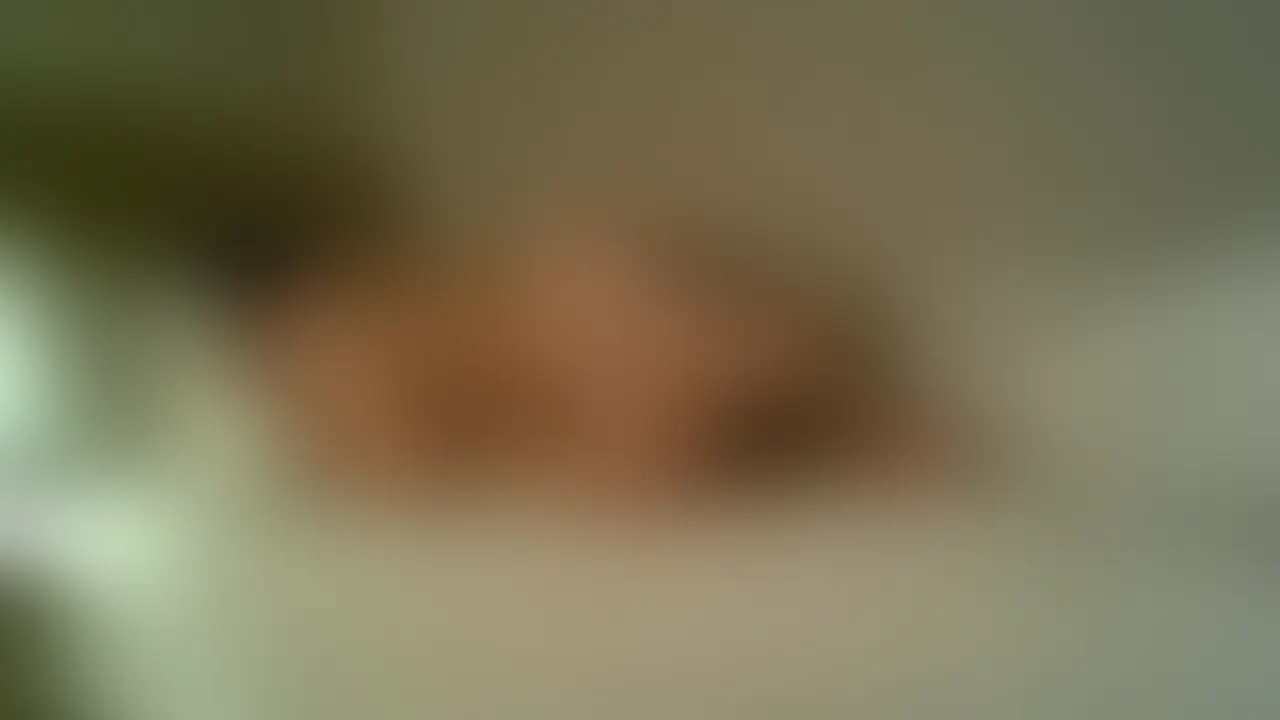 (4/5)男性経験ほぼゼロの箱入り娘が初デートで見せたリアルすぎる初ハメ撮り
★各サブスクプラン限定動画です!
【動画情報】
再生時間:57:53
名前:ひとみさん
年齢:27歳(撮影当時)
彼氏:なし
職業:事務受付
セフレ:なし
お世話になっております。はんしろです。
今回の女の子はアプリで奇跡的にであった、男性経験ほぼなし&お家柄⭕️のガチお嬢様との初回ハメ撮りです。
本当に男性経験が少ないようで、フェラも騎乗位も拙いですし、
バックからしようとしたら、「怖い怖い・・・」と逃げちゃうほど。
男性経験が本当に少なく、セックスに至るまでの流れが非常にナマナマしいため、なるべくカットせず、当日の雰囲気をそのままお届けさせていただきます。
映画鑑賞中のパンチラに始まり、映画が終わった途端にこの後どうする?的な雰囲気へ。
向こうがベッドの奥の方に移動したので近づいて初キス。
スイッチ入ってきたので、お互いシャワーを浴びに。
本当に経験少ないんだろうなって思ったのが、シャワーから浴びて出てきたらそのまま服着て出てきたところです笑。可愛すぎました。
なので、ゆっくりまた脱がせてあげることに。
めちゃくちゃ綺麗な身体に興奮しつつ、ゆっくりと下着を脱がせてあげて、パンツは自ら脱いでもらうようにしてます。
めちゃくちゃ緊張していたので、ほぐすためにも?過去最高に丁寧にクンニと手マンで気持ちよくなってもらった後に、なんと、初めてだというフェラをしてくれました!
本当に拙いフェラですが、頑張って気持ちよくしてくれようとしてるのが伝わってきて感動。
全然どうやって動いていいかわからないという騎乗位。
動画で見て思うことは、「本当にやったことないんだろうなぁ」という感想笑
喘ぎ慣れてない、演技一切なしのリアルな感じが見れます。 (2/2)