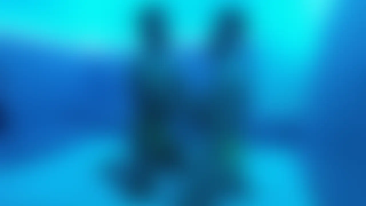 青い光の中で、光る下着と光るローション… sample 1