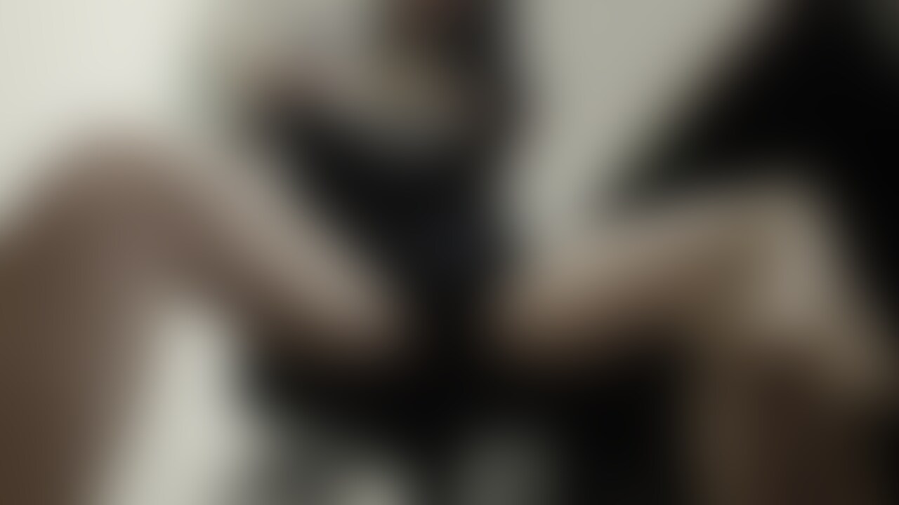 会社で動画編集してらムラムラしちゃいましたの続きです❣️
指だけだと物足りないので特大ディルド君登場❣️
こんなとこ同僚に見られたら大変ですが💦💦💦
見られてお互い気まずい思いするなら襲われたいかな😍 (2/2)