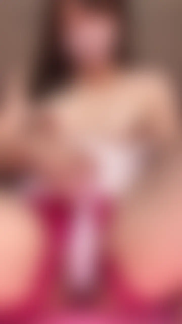 今回の動画は前回の続きです♡
触手ディルドで念入りに
ほぐした、ほたるのトロ穴。
粘度の高いローションで、
イボイボを何度もこすりつけて…
オナ禁1週間のクリちゃんは
真っ赤にぷっくり充血していきました🥹💗
我慢できない…!!
久々の刺激に興奮が止まらなくて。
中に太くてかたいおち◯ぽが、
どうしても欲しくて欲しくて…///
我慢できない、
奥まで挿れてぇぇぇ!!
ダメダメ止まらない!!
発情しすぎて、んあああああ!!
後ろからじゅぽじゅぽ!!
んんん、気持ちいいよぉぉぉぉ!!!
極太ディルドで子宮直撃
入り口トントンで潮吹きまくり…///
変態でごめんなさい…
もっと、、もっと欲しいの… (2/2)