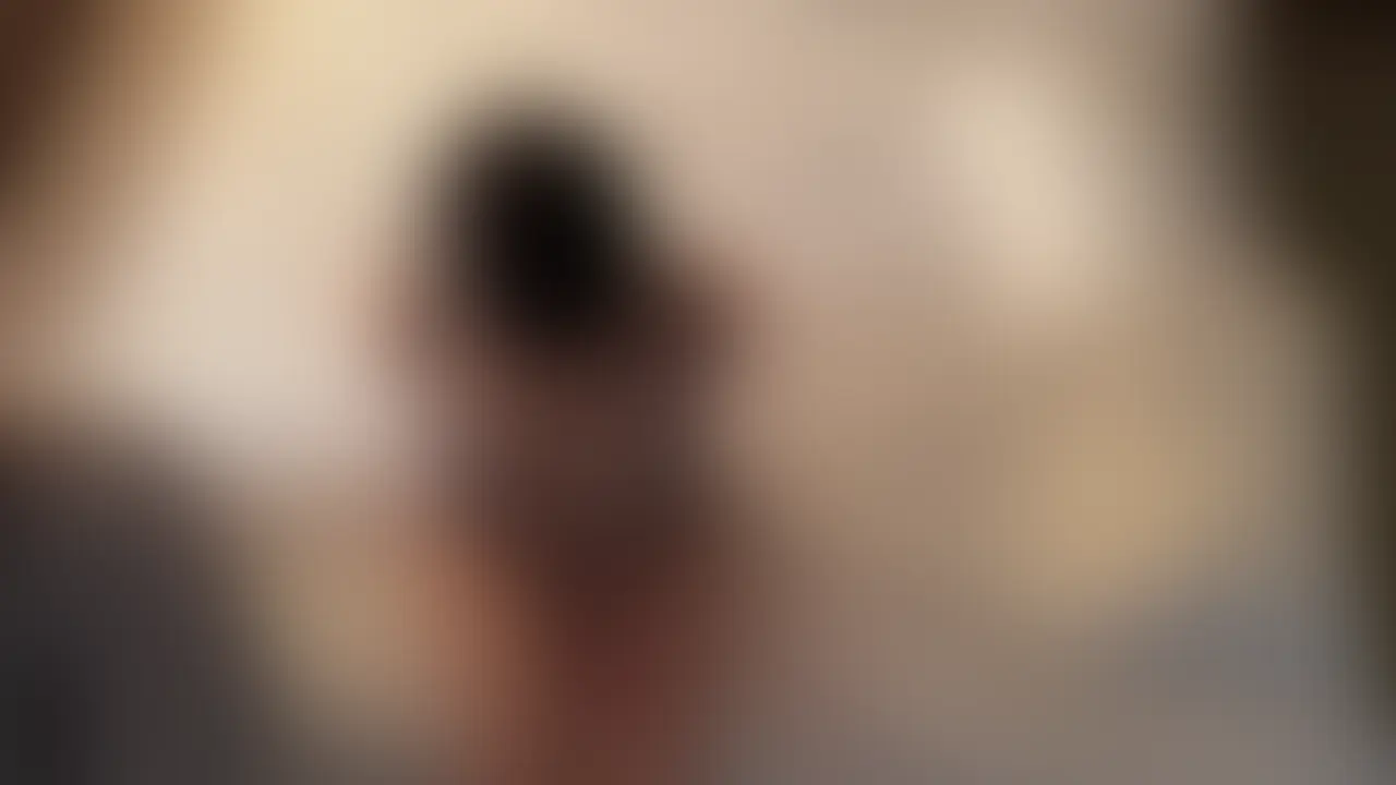 こんばんわっ🌙
月だよ🫶
2ヶ月くらい前から女性ファンの方と
DMで仲良くなって、
今度遊び行こうって話してたんだ!
一緒に食べ歩きしたり温泉に入ったりして
ホテルでのんびりしてたとき、
肩こりやばいよね〜って話になったの。
そしたら、
その子が家でオイルマッサージしてるってことで、
オイルを持ってきてくれて、
ちょっとだけマッサージしてもらえることに😊
お願いしてみたら想像以上に本格的で、
オイルでしっとりした身体を誰かに触られるのなんて初めてで…
思った以上にドキッとしちゃった。。
普段は動画には出ない子だけど、
ちょっとだけならいいよって言ってくれて、
三日間限定でお見せしちゃいます♡
<動画内容>
ホテルで上半身をオイルマッサージしてもらう様子
顔出しだから色んな表情も見れちゃうよ✨
ゆるっとした雰囲気で、
普段見れないちょっとドキドキな一面も🥺 (2/2)