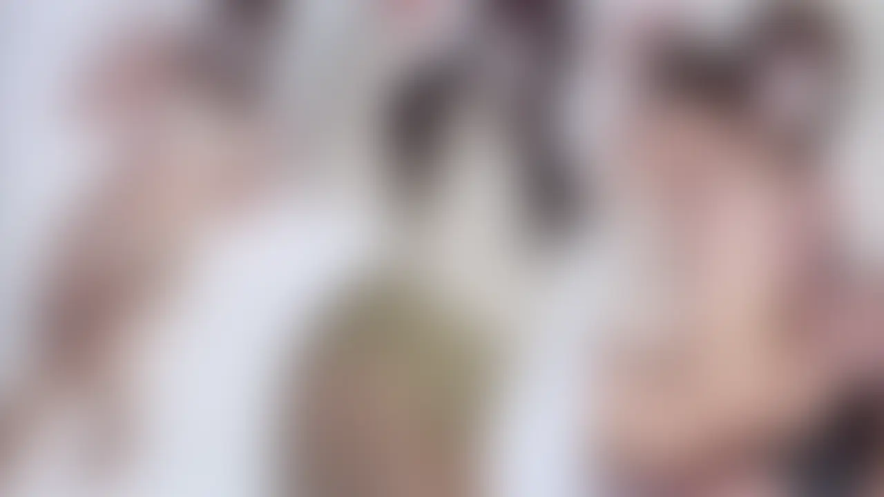 はじめに「いいね♡」を押していただけると嬉しいです❣️
今回は主観風のいちゃラブおこもりデート動画です😆💓

ホテルの部屋に入ってすぐ、服の上からおっぱいをモミモミされちゃって気持ちよくなっちゃって...🌟
そのままゆっくり服を脱がされて下着姿に♡
最近運動してるから、身体少しスリムになったよ😆💓
手と口でたっぷり愛撫してもらった後は、正常位で挿れてもらって...💓💓💓
最後は半外半中で、外にも中にもたっぷり出されちゃいました🌟🌟🌟
主観風のアングルで撮っているので、私とデートしてる気分で楽しんでもらえたら嬉しいです❣️

いつも「いいね♡」や温かい応援、本当にありがとうございます🥹✨
みなさんの反応が次の撮影の励みになっています❣️
これからもユキのゆるえち動画たくさんお届けしていきますので応援頂けたら嬉しいです💓 (2/2)