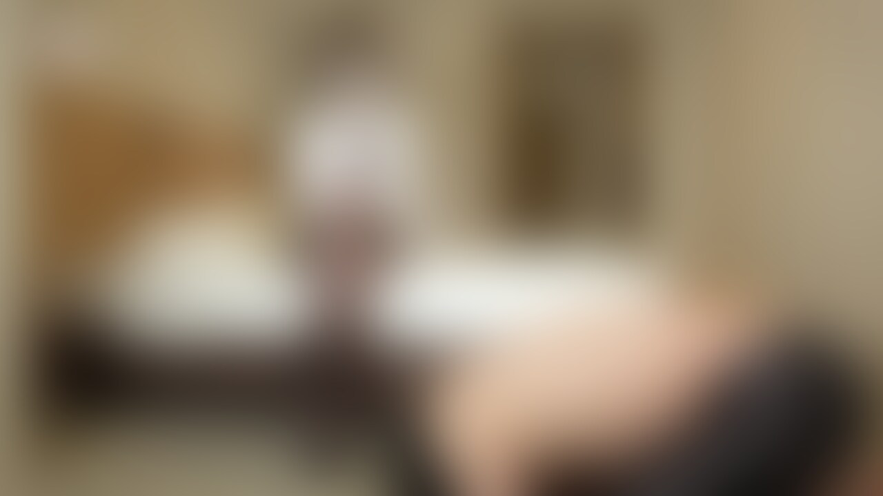 長身美脚痴女OL佳奈パンスト&ヒール匂い責めチン蹴り顔踏み足指舐め
175cm高身長パンスト美脚痴女OLの佳奈ちゃんが、
パンスト&ヒールの匂い責めからの電気アンマチン蹴り、
顔踏みにじり足指舐めプレイをご披露してくれました。
ヒールの中の匂いを嗅がせ、パンスト足裏の匂いを嗅がせ、
興奮しているM男を「深呼吸してる!」「おっさんキモい、勃起してる!」
と嘲笑います。そして勃起しているちんこに電気アンマを浴びせ、
M男が快感に浸り始めたらチン蹴りをお見舞いするのです。
チン蹴り連打を受けてもさらに勃起し続けるM男には
さらにオナニーを命じるのです。ヒールやパンスト足裏の匂いを
嗅ぎながら自らの勃起ちんこをまさぐるM男をさらに見下し、
小馬鹿にします。興奮するM男にさらにご褒美の電気アンマを食らわせます。
あまりの気持ち良さと興奮で、M男がイキそうになってしまう場面もありました。
他にも爪先や手の指での乳首いびりや、足指舐めさせ奉仕、
そして土下座をさせて「キモくてすみません」と言わせるなど、
ドSな痴女っぷりが発揮されまくりなプレイとなりました。
パンストの高身長美脚痴女に足蹴にされたい、
そんなパンストフェチのM男の貴方だけにオススメです。
1920*1080
19:58
1.39GB
.mp4 (2/2)