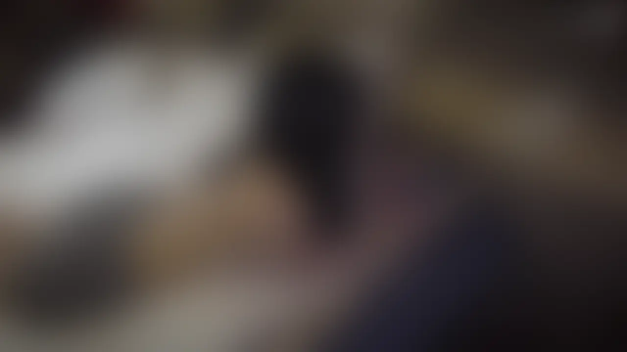 黒髪ギャルが足コキで彼氏の1週間オナ禁チンポを射精管理!ハメ撮りぶっかけ寝バック
黒髪の綺麗めギャルが、彼氏を1週間オナ禁!
「溜まりまくってるでしょ? 今日は足だけでイカせてあげる♡」と色っぽく微笑みながら、綺麗な素足で彼氏の勃起チンポを丁寧に足コキ。
我慢汁をたっぷり垂らしながら必死に悶える彼氏を優しく見下し、焦らしに焦らした末に射精管理。
大量の精液が顔をべっとり汚すほどの爆発ぶっかけ!
そのまま彼女を押し倒し、バックから激しく腰を打ちつける寝バックで何度も中イキ。 (2/2)