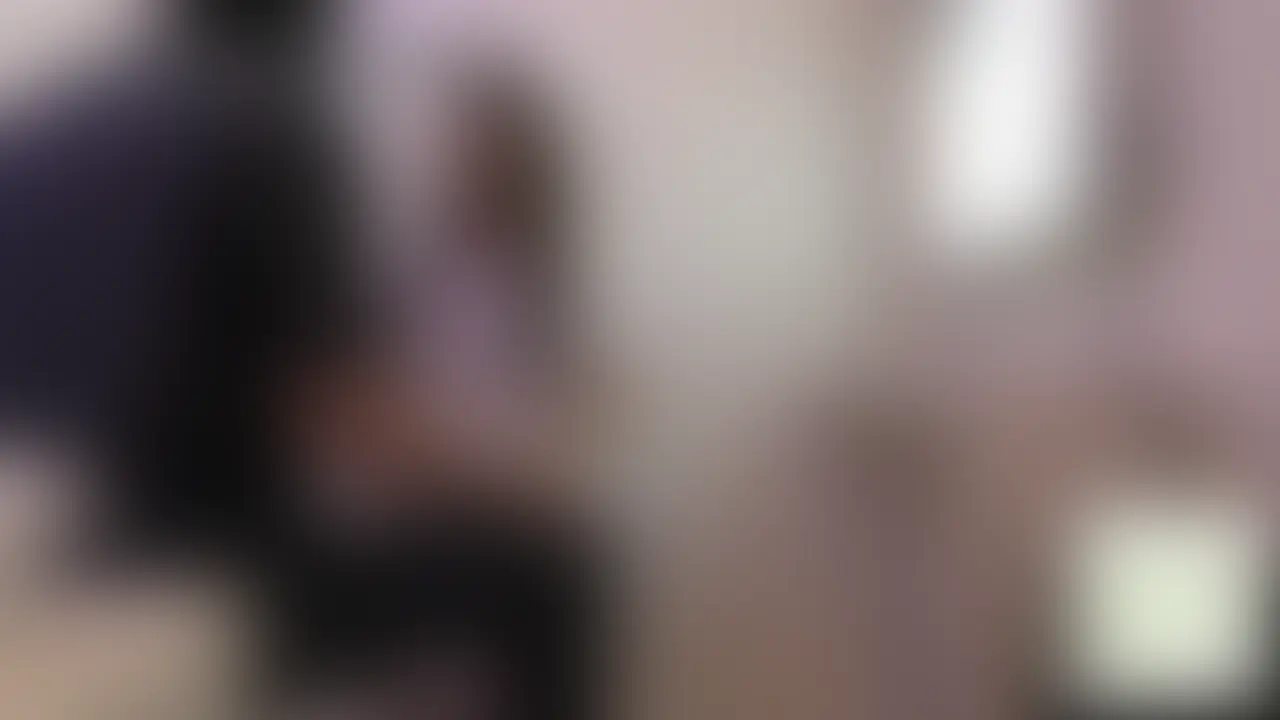 【M男性必見】M男が集まる総合病院【あすか様のお仕置き部屋】
なぜかM男ばかりが集まると噂される、とある総合病院。
珍しい病気の治療のためにやってきた男の前に現れたのは、
白衣姿の看護師、あすか様。
先生に紹介された、この病気の治療のエキスパートだと言うあすか様ですが、
その治療法は驚くべきものでした。
病気を治すために必要なのは、
限界まで興奮を高めた状態での濃い射精。
あすか様は患者を安心させるように語りかけながら、
キス、足責め、パイズリ、密着責めで少しずつ身体を反応させていきます。
特に足での責めで射精感を高めていくあすか様。
足で股間や乳首をいじられ、
椅子に座らされたまま足コキや電気あんまで追い込まれていきます。
優しく治療されているはずなのに、
足先、膝、太もも、身体のあらゆる部分で反応を引き出され、
気づけば患者として完全にあすか様のペース。
「あなたの性癖も性感帯も全部分かっちゃった。」
足でいじられて、密着されて、見透かされて。
優しく導かれているはずなのに、
逃げ場のない快楽の治療室へと変わっていきます。
ベッドに移ってからは、キス、乳首責め、顔面騎乗、69、
そして騎乗位でさらに深く快楽を引き出される。
射精しそうになっても何度も寸止め。
精子を限界まで濃くできるまでは全ておあずけです。
しかしさすがこの道のエキスパート。
最後はあすか様のおしっこを浴びながら、
治療に充分な特濃射精に導かれます。
そして疲れ果てるほどたっぷり搾り取られた後で、
あすか様にふたつの選択肢を迫られます。
優しいのに逃がしてくれない。
甘いのに追い込まれる。
白衣、敬語、治療シチュエーション。
そして足責め多めの甘サド看護師プレイ。
あすか様のお仕置き部屋、新シリーズ
「M男が集まる◯◯」第一弾。
足好きのM男性にもおすすめの、
あすか様による特別治療をお楽しみください。
【「あすか様のお仕置き部屋」とは?】
ドラマやCMなどで活躍中の女優さんが仮名で出演する、M男性向けの限定シリーズ。
ありがたいことに全作品をご購入くださっているほど、あすか様ご自身が「M男の望む世界」の熱烈なファン。
出演をご希望されて自ら面接にお越しくださった、意欲的な女王様です。
著名な方のためお名前は仮名、お顔は隠しての編集となりますが、その美貌や表情は画面越しにもしっかりと伝わるはずです。
ご本人に関するお問い合わせはご遠慮いただけますようお願いいたします。
あすか様ご自身のM男いじめプレイはもちろん、本業が女優さんですので、シチュエーションプレイや、過去にリリースした作品のリメイクも製作しております。
ぜひ今後の展開にもご期待ください。
・出演者は18歳以上である事を確認し、本人承諾の上で撮影しております。
・第三者への提供・譲渡・販売は禁止させて頂きます。 (2/2)