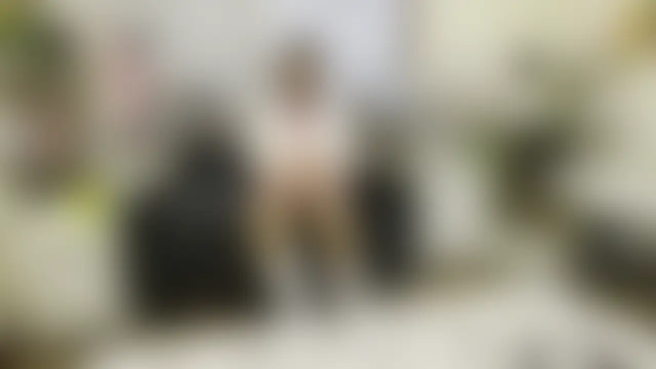 みつき先輩に呼び出されて「いつも友達に電気アンマやられてばっかだからあんたに電気アンマやろうと思って」と理不尽に呼び出される
【ラグジュアリープラン、単品販売専用動画】
みつき先輩「最近女子の間で電気アンマ流行ってるんだけど知ってる？」
俺「Youtubeとかで見たことありますけど…」
みつき先輩「めっちゃ流行ってるんだけど私やられてばっかなのね」
電気アンマをやる側になりたいということで俺を呼び出したらしい
みつき先輩「ちょっと聞いたんだけどさぁ、あんたってちょっとパンツ見せてちょっと電気アンマしたらすぐ逝くって噂聞いたんだけどｗ」
「きょうことかかなにやってもらったんじゃないの？あの二人私にもやってくるからｗ」
みつき先輩からの電気アンマ不可避の状況だ！
「ほら！すぐ逝くんでしょ？私いつもやられてばっかだからたまにはやりたいんだよ」
電気アンマをやってるうちに逝かせられると確信したようで、強めの電気アンマで射精させにきやがる！
あっさり逝かせると「噂ホントじゃんｗ私やられてるから知ってるんだけどさ、この後もやられるとめっちゃくすぐったいんだよｗ」と普段女の子同士で電気アンマをやられてるうっぷんを俺で晴らすつもりらしい！
そのあともみつき先輩は電気アンマを止める気配もなく餌食となった俺をもてあそぶ (2/2)