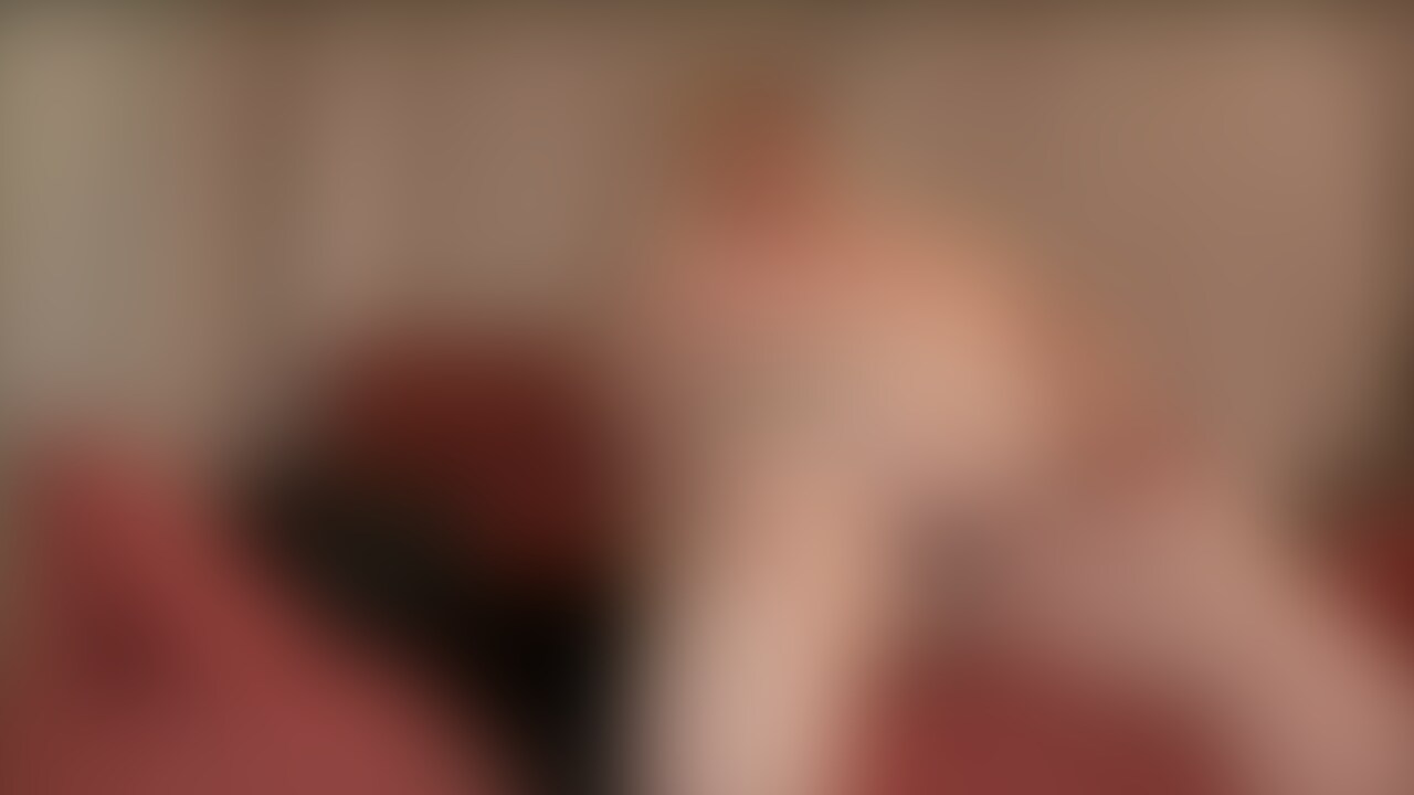 人間ソファの上で
甘いものを食べるよ🤍
座り心地が悪かったり
ちゃんと椅子になれてない子には
ビンタというお仕置が必要よ? (2/2)