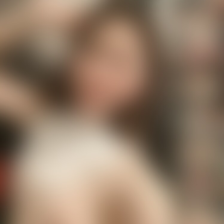 ホテルに「オセロ」貸出サービスがあったので彼女とやりました。
彼女は、無類の負けず嫌いで闘志をメラメラ燃やしています‼
その迫力にかなりの圧を感じました…。
2人ともあまり先を考えずに置いていくタイプだったので実力が拮抗していました。
しかし、彼女は角を取られそうになると「泣きの一手」を使ってきます…ズルイです。
なんだかんだ不正がありながら彼女の勝利…腑に落ちませんが…。
ちょっと休憩したら「メイドコスプレ」を着てもらいエッチしました。
こんなヘンテコな衣装でも、彼女が着るとそれなりになるので不思議です。
カチューシャに太ももに付いたガーターリング(鈴付き)がチャームポイントです。
彼女の白肌にとても合っています。
ブラとパンティが付いていないので、彼女の綺麗なピンク乳首と自然のまん毛が丸見えです。
ローターを渡してオナニーをしてもらいました。
オナニー中は、集中できない…との事でトイレに隠れました。
ガチイキしてしばらくしたらお呼びが掛かりました。
戻ってイッタばかりの敏感になった彼女の「まんこ」にクンニします。
ちょっとやらしい匂いがしました。
クリトリスは避けて周りからじっくりと舐め上げ、指を1本…2本と入れます。
2本の指を上向きにして「Gスポット」を優しく擦りあげます。
彼女も気持ち良さそうに顔を歪めます。
十分潤ってきたらそのまま挿入します。
彼女の膣内は、いつもヌルヌルしていて締まりも良く最高です。
彼女の大好きなバックを終えたらチンポを抜き、そのまま咥えてもらいます。
自分のまん汁が付いたチンポを咥えています。
軽くイラマチオをしてから騎乗位してもらい、正常位にて「中出し」フィニッシュしました。
【動画詳細】
動画時間:72:10
フレーム:1920×1080(HD)
サ イ ズ:1.71GB
ファイル形式:MP4
【注意事項】
※出演者は○○○以上であることを身分証で確認しております。
※法律や条例に違反することは一切行っておりません。
※本作品は、公開する事を目的に作られたオリジナル動画です。
※二次使用、譲渡、転載、転売等は禁止します。 (2/2)