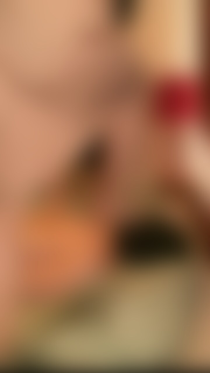 25【強烈】-前編- M男さん号泣OL様2人でキレながらの顔踏みと蹴り
※この動画は前編です。
※商品説明は前後合わせた説明となります。
開始と同時にパンストのつま先を嗅がすお二人
「ほら、嗅げ。」「もっとクンクンせーよ。」
そして顔踏み。
お腹にも全体重でかかとが刺さっていきます。
踏み付けもアゴの方に体重をかけられ、全く息が出来ないM男さんはパニック。
「息が!息できないです!グゴゴゴ」
女王様「あっはっは!お前最高やなぁ!」
僕は近くで、
顔なし「あー自分じゃなくて良かった〜」
と、思いながら見てました(笑)
後半M男さんが泣いてしまう
実はこのM男さん
以前にもプロの女王様にいじめられる作品に出演したことがあったそうですが、今回のプレイが想像以上にきつく、もちろん僕も全く止めないので途中で怖くなり泣いてしまいました。
そりゃ遠慮なしで、いつやめてくれるか分からないこれだけきつい顔踏みを初めてされて息も出来ないとなると、酸素も薄くなって冷静に考えられなくなって
「これって本当にやばいかも、、」
なんて考えてしまうものです。
※この動画は前編です。
※商品説明は前後合わせた説明となります。
時間:26分31秒 (2/2)