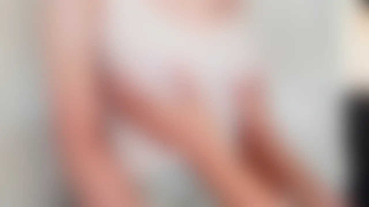 【巨乳人妻の乳首を朝からしゃぶり尽くす】
エロい格好なわけじゃないのですが巨乳だと袖無しってだけでエロく感じます。
そんなわけで目の前でコーヒー飲まれてるだけでも谷間がチラついてムラムラするわけです。
そんなわけで朝からデカメロン2ついただきました😋 (2/2)