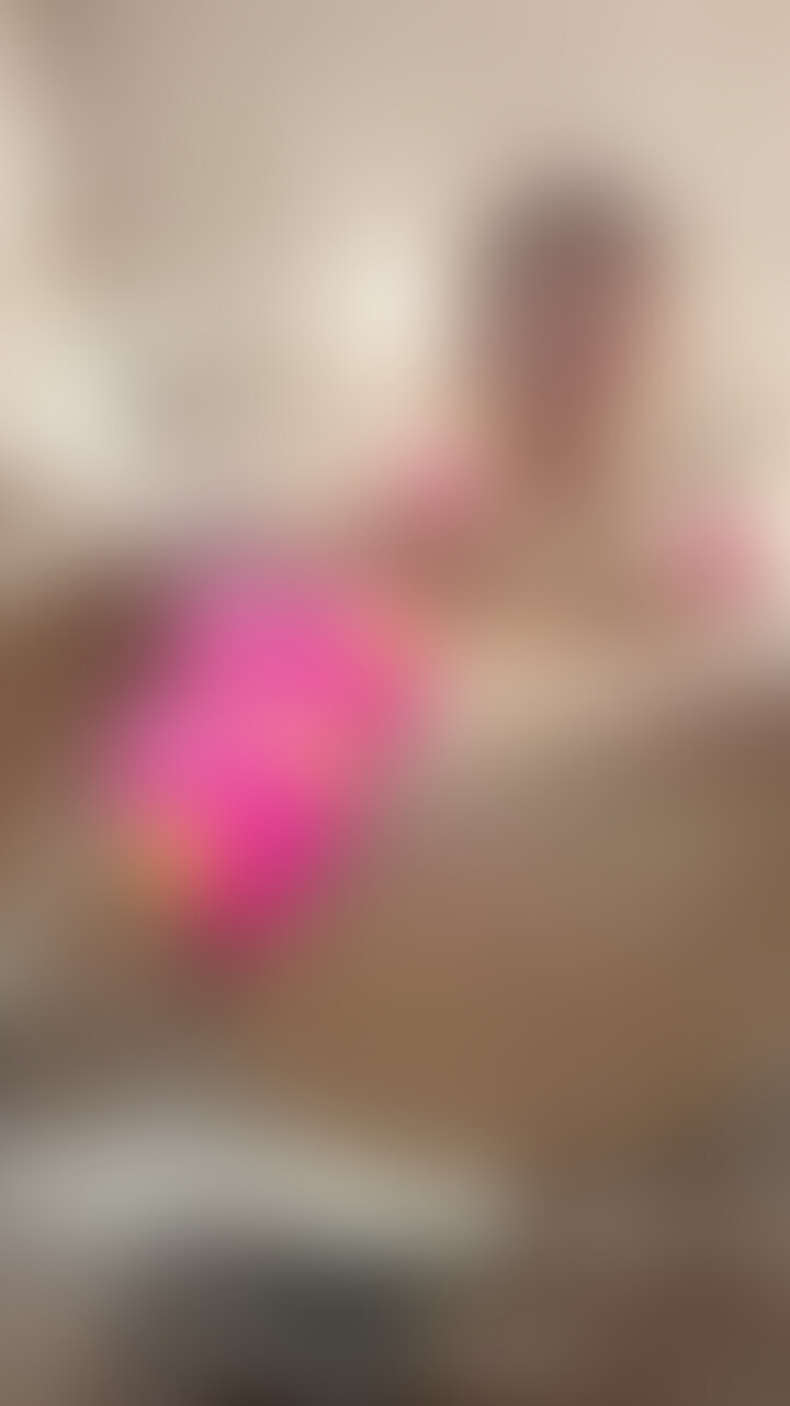 お風呂で潮吹きおまんこドアップオナニー🫣💦🛀🩷
お風呂で急にムラついてきたのでお風呂にあった透明椅子でおにゃにーしちゃいました🙂‍↕️💕
透明椅子の下からドアップおま◯こから大量潮吹きしちゃってるから見られるの恥ずかしい...🥺
―――
在浴缸裡噴出陰部特寫自慰🫣💦🛀🩷
泡澡的時候突然覺得有點昏昏沉沉的，就依偎在浴池的透明椅子上🙂‍↕️💕
我很尷尬被人看到，因為我在透明椅子下封閉的陰部噴出很多東西......🥺 (2/2)