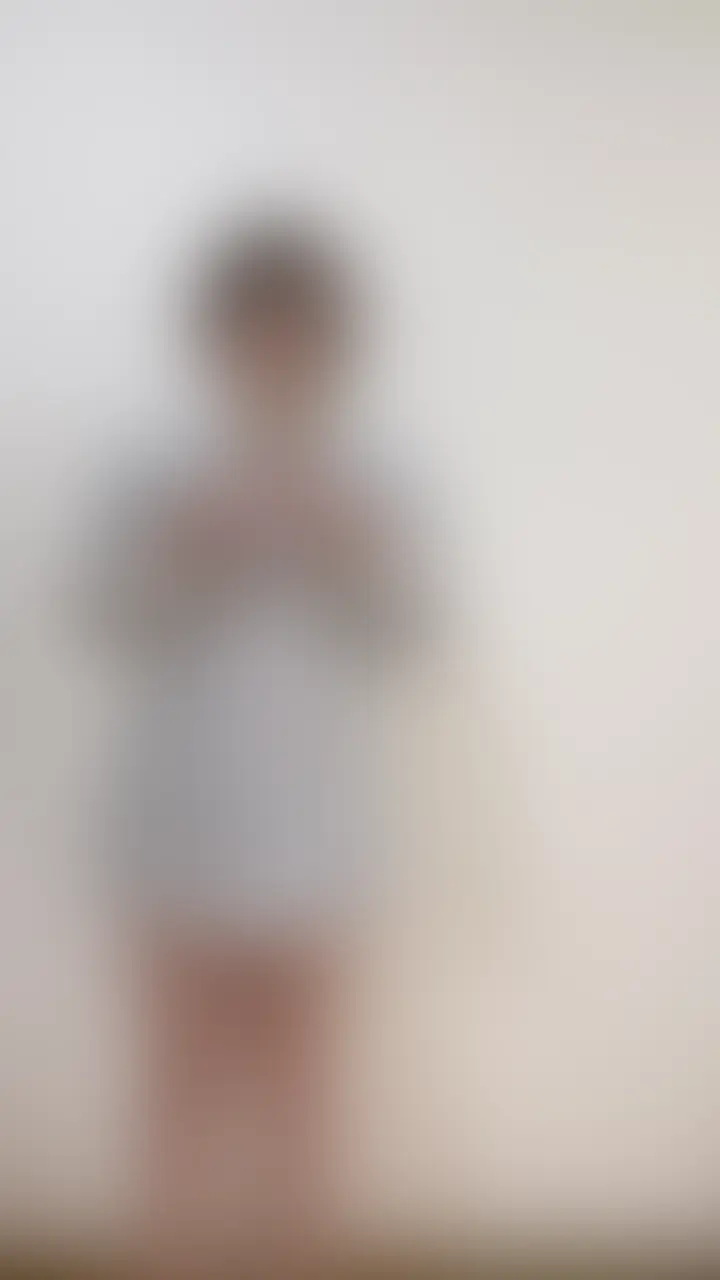 いいねと保存をしてもらえると嬉しいです🥺💕
「顔出しありver」
なんとなく元旦那のYシャツ着てたら、
ムラムラしてきちゃって…🫣💗

そのまま触ってたら気持ちよすぎて、
何回もイッちゃって、最後は腰抜けちゃった…💦

想像よりヤバかったかも。
ちゃんと最後まで見届けてくれますか？💕 (2/2)