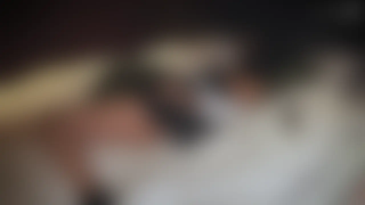 まんぐり返しパイパンおまんこ電マ挿入！敏感クリトリスがぴくぴくイク変態美女【個人撮影】

暗いホテルの部屋で、薄暗い照明だけが照らす中、まんぐり返し全開に脚を広げた変態美女。
パイパンの敏感おまんこを自ら両手で割り開き、電マをずぶずぶと奥深くまで挿入。
敏感すぎるクリトリスが電撃のような振動に即反応し、ぴくぴくと激しく痙攣しながら連続イキが始まる。
「はぁ…あっ…イッちゃう…！」と甘く喘ぎ、腰をガクガク震わせて悶絶。
電マを抜いてもおまんこがひくひく収縮し、透明な愛液が溢れてシーツを濡らす。 (2/2)