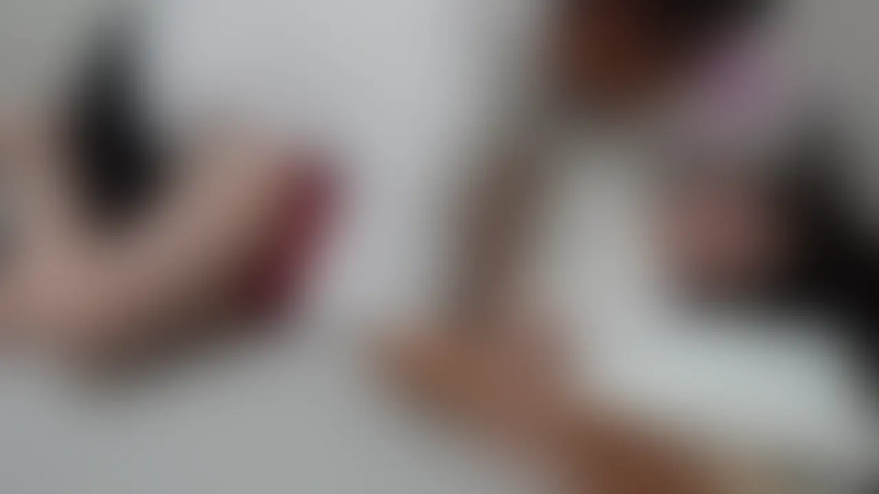 笑顔から始まるセックスってめっちゃいいですよね😊
今回は手持ちと定点の2方向で撮影してみました👍
正常位で激しく挿入され感じてる表情を見てやってください🥰 (2/2)