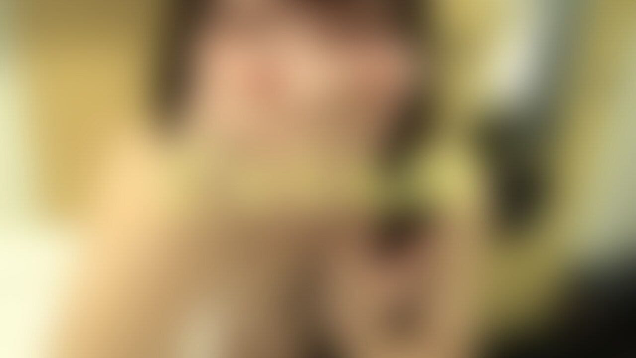 中出し31で登場したアイドル系女子大生とホテルで待ち合わせして入室直後の即フェラからスタート。下着姿にさせてからは乳首舐めや彼女初めてのアナル舐めまでさせちゃいます。最後は大量口内発射のザーメンを手のひらに出させてからの彼女人生初のごっくんまで経験させてきました!思い出しただけで股間が膨らんでしまうほどやばいフェラでした💦
生フェラ32 (2/2)