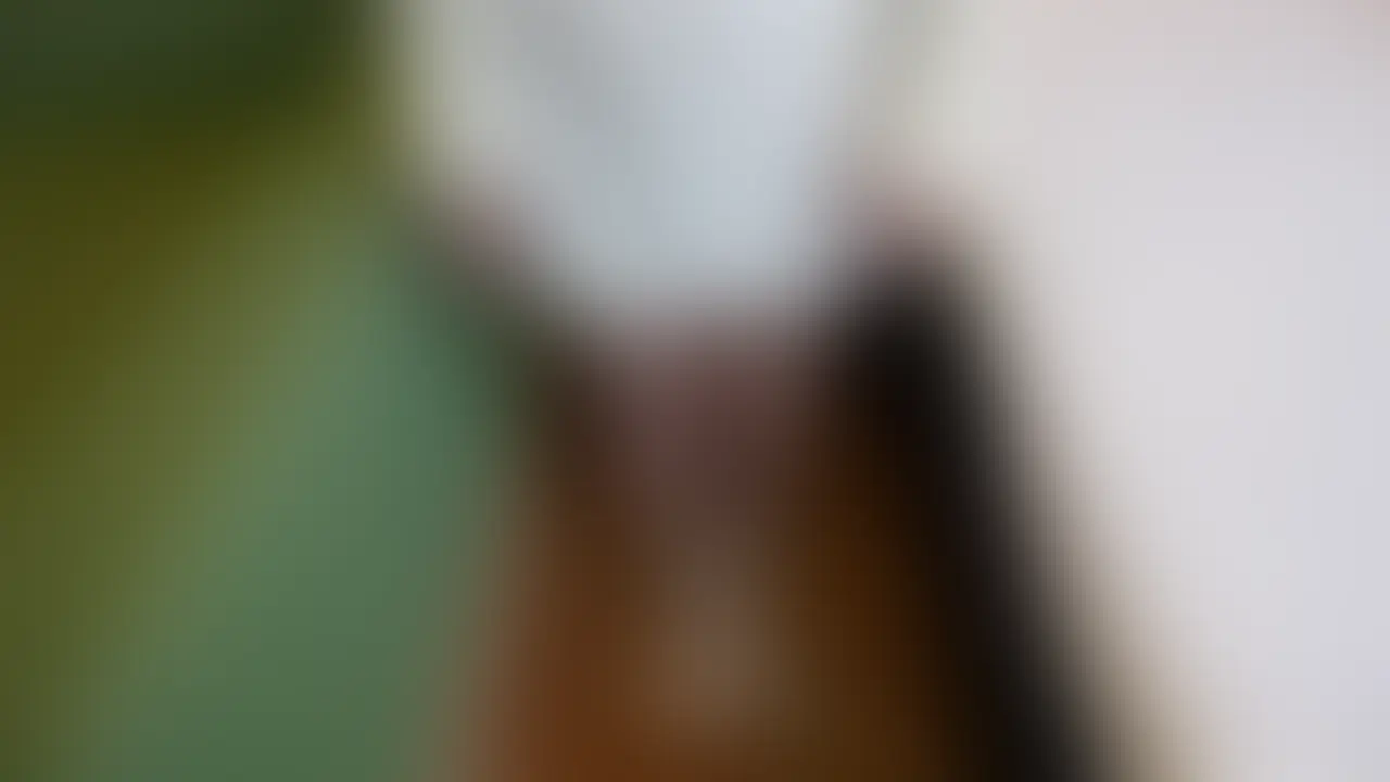 吉◯里帆を思わせる高身長のインフルエンサーさんと、
静かに人目を避けるみたいに会ってきた。
画面で見るよりずっと綺麗で、
近くで見ると息が詰まるような美人だった。
柔らかい雰囲気なのに、
ふとした瞬間に目だけで距離を詰めてきて、
こちらの反応を見て楽しんでるみたいな仕草をする。
抱き寄せたときの体温の高さや、
耳元で落とされた言葉の強さがあまりにギャップがあって、
思わず気持ちを揺さぶられた。
首元に触れた瞬間の息の乱れ方も、
背中を指でなぞったときの反応も、
全部があざといくらいに色っぽくて、
気づけば完全に主導権を持っていかれてた。
最後に、少し乱れた髪を整えながら
いたずらみたいに笑った顔がずっと残ってる。
“綺麗な人が、綺麗なまま強い”
その破壊力は、本当にずるい。 (2/2)