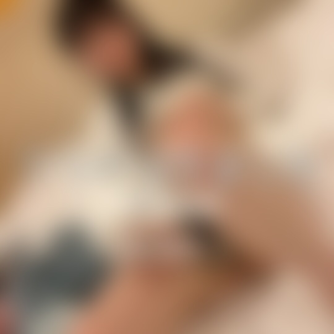 【クリが泣きました】
,,,,,,,,,,,,,,,,,,,,,,,,,,,,,,,,,,,,,,,,,,,,,,,,,,,
こんばんは( ⋅֊⋅ ).ᐟ
またまた保育士のさくらです🌸
今日はこの前の続きだよん(,,ō ō,,)
保育園でちょっぴりエッチな気分になった私は、家に帰ってきてもまだ興奮が収まらなくて…。
だって、保育士の時は「園児の前ではしっかりしなきゃ」って気持ちが強くて、今日みたいなエッチな気持ちは普段から我慢しちゃう癖がついてて…。
だから、家に帰ってきたらストレス発散!
電マを使って、日ごろ我慢していた分まで激しくオナニーしちゃいました。
クリトリスに電マを当てると、びくっとするくらい気持ちよくて…。
腰が浮いちゃうくらい、何度もイッちゃいました。
保育士の私がこんなエッチなことしちゃって、だめですよね。
でも、もっと電マで気持ちよくなりたいな…。
そんな私を見ても、まだ興奮してくれますか?
,,,,,,,,,,,,,,,,,,,,,,,,,,,,,,,,,,,,,,,,,,,,,,,,,,, (2/2)