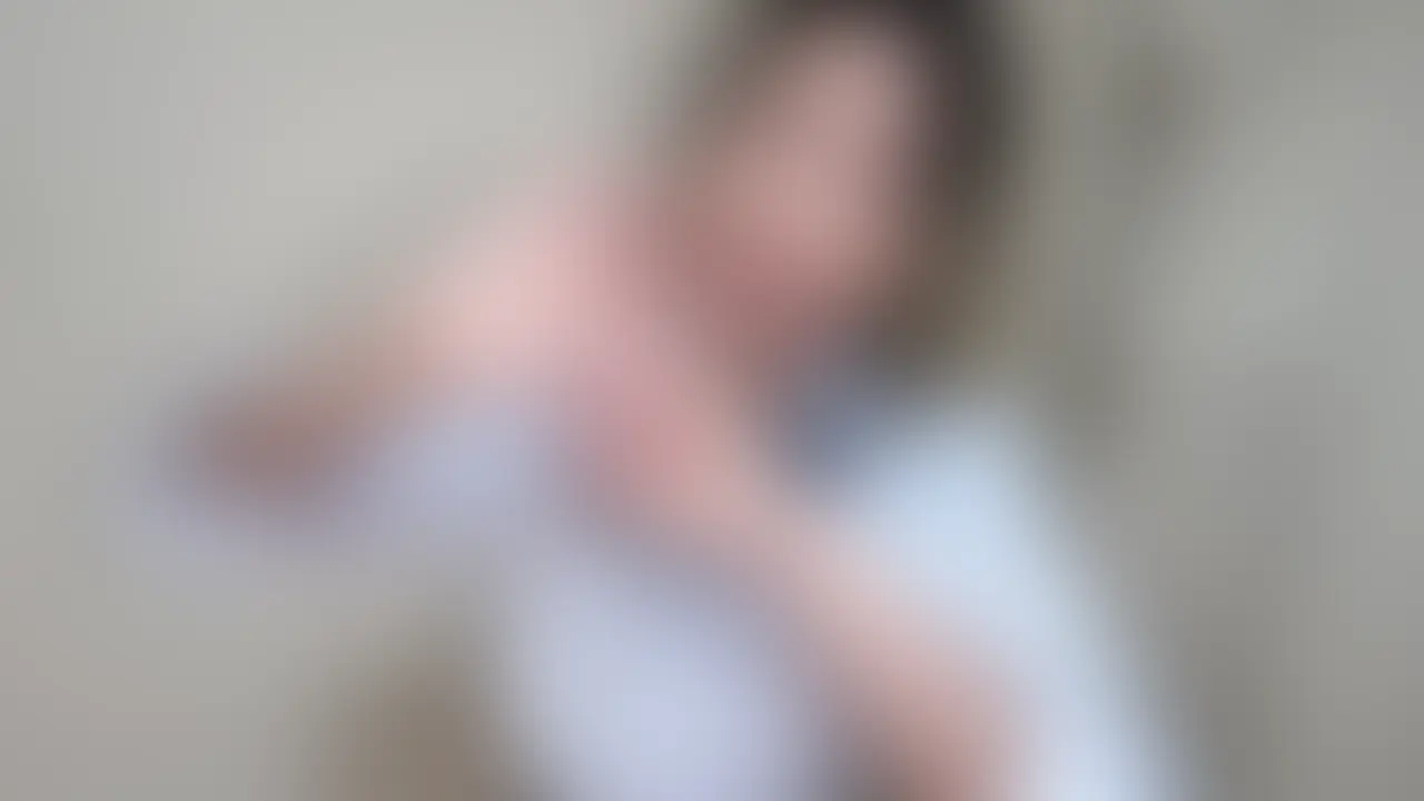 M男って手コキ好きですよね?
そんな手コキ好きのM男さんにはピッタリの女性に出演していただきました。
手コキ研究会という風俗店の代表である今賀はるさんです!
手コキを48種類も生み出し、手コキ48手を作った素晴らしいお方なんです!
そんな手コキの神と言っても過言ではないはるさんの手コキを味わってきました!
あの~とにかく素晴らしかったです。。。
今まで様々な方の焦らし手コキを体験してきました。主に激しい手コキをしてからの急な寸止め。
緩急強めの寸止め手コキも好きなのですが、優しく焦らしながら射精感を楽しむ手コキもも大好きなのです。
はるさんの手コキは見る人も惹きつけるスローな焦らし手コキ。
はるさんの手コキのリズムに合わせて同じように優しく手コキをしてみると、永遠の焦らしを感じながら手コキを楽しむことができますよ!
手コキが好きな方は必見の動画になってます。ぜひサンプルだけでも覗いてみてください。
寸止め回数:6回
時間:約47分
射精回数:1回 (2/2)