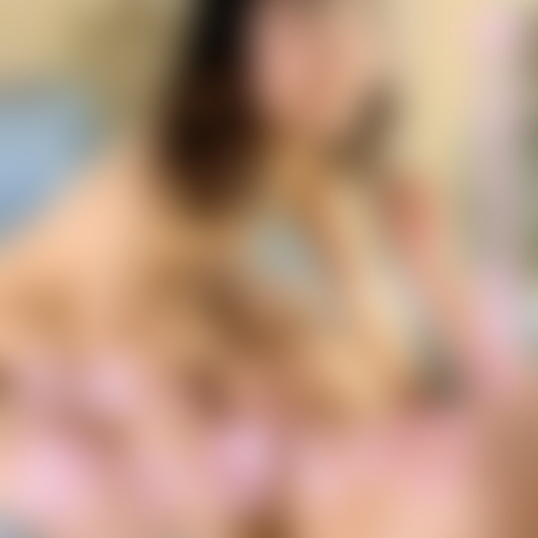 【ガールズバーの店員、純真無垢な処女ちゃんの卒業式】
僕はある日、𝕏でメッセージを受け取りました。それは、ガールズバーの店員である彼女からのものでした。彼女は、僕のハメ撮り動画を見て、処女を卒業させてほしいと依頼してきたのです。
僕は驚きながらも、彼女の純真な想いに惹かれ、密会を約束しました。初めて会った彼女は、明るく笑顔が素敵な女性で、僕の緊張を和らげてくれました。
「ずっと、ひかるさんの動画を見て、憧れていました。処女を卒業させてください」と、彼女は真っ直ぐな目で僕を見つめました。その純粋な想いに、僕は胸が熱くなりました。
初めてのフェラは、少しぎこちないながらも、彼女の真剣な表情が印象的でした。僕のチンポを咥え、舌を這わせるその姿は、まさに初々しく、可愛らしかったです。
「気持ちいい...もっと、もっと知りたい」と、彼女は快楽に目覚めていきました。僕の愛撫に、彼女は徐々に声を上げ、その純真な姿は、官能的でした。
「凄く気持ちよかった...また、会いたい」と、彼女は満足そうな笑顔で言ってくれました。
※本シーンはフェラシーンのみの収録となります
◾️関連ワード
・素人
・個人撮影
・おっぱい
・ハメ撮り
・フェラ
・下着
・変態
・美乳
・お尻
・裏垢女子
・裏垢
・手コキ
・美女
・エロ
・乳首
・射精
・全裸
・美人
・オリジナル
・○○○
・可愛い
・個撮
・美少女
・色白
・かわいい
・パンツ
・ヌード
・騎乗位
・バック
・おしり
・美脚
・美尻
・正常位
・淫乱
・勃起
・日本人
・清楚
・裏アカ女子
・素人投稿
・フェラチオ
・裏垢男子
・処女
・スレンダー (2/2)