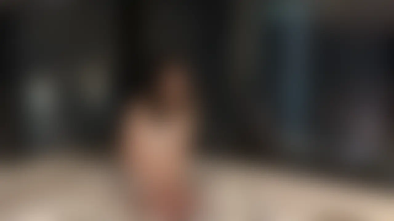 【目出し】感度抜群で淫乱な”学校の先生”と下品SEX
今回の女性はなんと学校の先生。
初めて対面してからSEXするまでは、とてもおしとやかな印象で清楚美人という言葉がピッタリでした。
なので学校の先生と聞いても納得って感じ。
ただSEXが始まると、まるで人格が変わったかのような淫乱ぶり。前戯から目つきがメスでした。
感度も抜群で、手で軽く触れるだけでビクビク痙攣して序盤でパンツはグチョグチョになってました。
いざ挿入すると感じすぎてオホ声混じりでずっと叫びっぱなし。
喘ぎ声の声量がデカすぎて、深夜だったのでフロントや隣の部屋などからクレーム入るんじゃないかって心配になるレベルでした笑
カメラのことや、「もしかしたら部屋の外に声が漏れちゃってるかも」といったことは一切気にせず、本能のままに目の前の快楽に溺れて思いっきり感じてる姿がエロすぎました。
こっちも楽しくなっちゃっていじめまくったので、
最後の方はおかしくなっちゃって、白目剥いて、両手でピースしながら大声で喘いで全身ビクビクさせてました。
そして全身汗だく。
”昼間生徒の前で優しい先生”には、夜は誰にも見せない“素の淫乱な姿”がありました。
そのギャップが、正直言って反則レベルだったので、ぜひその姿を見ていってください。 (2/2)