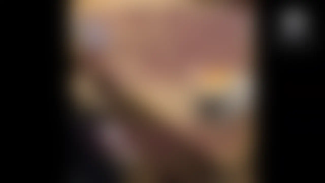 今回のお相手は、去年までパート先に月1、2ペースで出入りしていた業者のAさん。
世間話などちょっとするくらいで、真面目で社交的な印象の方。
去年12月に、「1月から担当地域がちょっと遠くに変わるんです、あの…これ…」と某メールアプリ IDの書いてある紙を頂きました。
どういった意図かは分からなかったですが……
人妻なもんで、黙って連絡は出来ないので帰って旦那に話ししたら、ちょっと考えてから「協力して貰えないかな」と。
昔からパート先に良い人居ないの?とか聞いてきてたりしていたのでチャンスだと思ったのでしょう……
そこから、メールアプリでのやり取りの流れで、こんな活動してるんですが協力して貰えないですか?と打診。
めちゃくちゃ驚いていましたが、旦那の性癖、動画に撮る事など現実的なことを沢山説明しなきゃなので、年明けてお茶しながら話しました。
色々暴露してから会うのはかなり緊張しましたが…
意外とすんなり『そうでしたか…旦那さん凄いっすね……俺で良いなら、嬉しいけど…』と了承して貰えました。
(タイムスタンプ)
0:06 本編スタート
6:53 お風呂
9:35 お風呂フェラ
16:30 ベッドイン
33:07 玩具責め
39:13 ベッドフェラ
44:28 乳首ちん◯ちゅっちゅ……
52:28 挿入
1:00:40 Aさん目線挿入
1:01:25 手こきフィニッシュ (2/2)