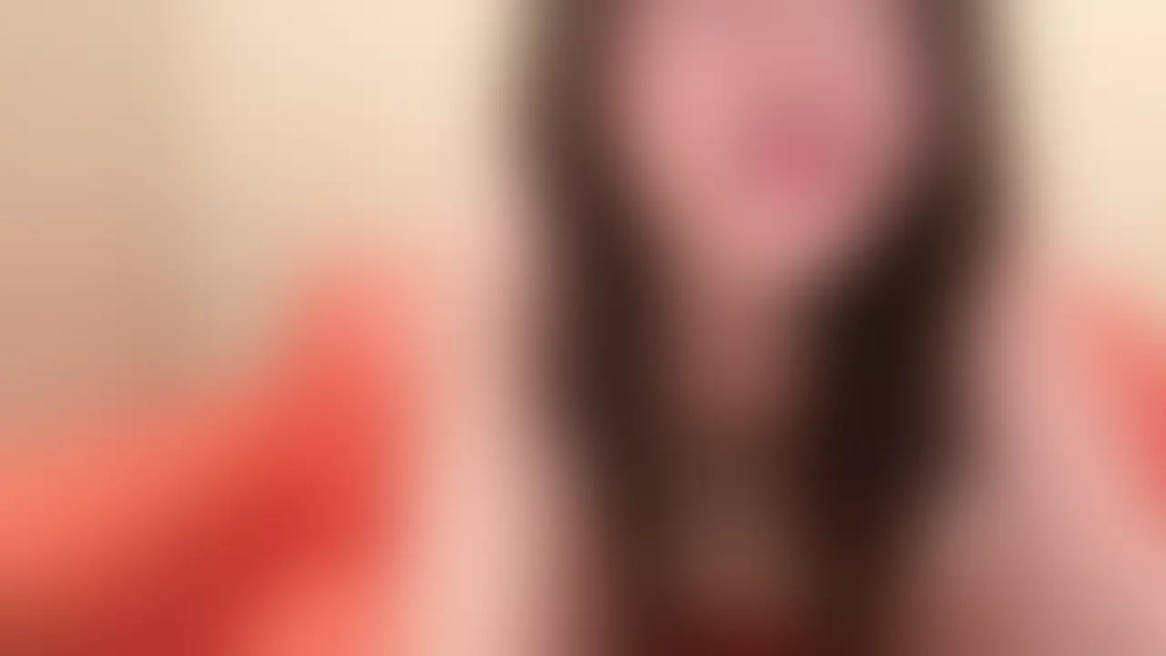 本編顔出し♡恋人感たっぷりで見せる特別なひとり時間
さーちゃんの自撮りオナニーCollection♡
今回は顔出し第2弾として、
いつもよりもっと近い距離感で、
恋人みたいな空気を感じてもらえる特別な作品にしてみました。
顔までしっかり見せるのって、やっぱりすごく恥ずかしいし、隠せないぶんだけ気持ちも表情もそのまま出ちゃうから、いつも以上にドキドキしながら撮っていました…♡
でも、その隠せなさがあるからこそ、まるでふたりきりの時間をこっそり覗かれているみたいな背徳感も強くて、気づいたらその空気に自分でもどんどんのめり込んじゃって…♡
ただ刺激が強いだけじゃなくて、
「近くにいる」「見つめられてる」「一緒の空間にいる」みたいな
恋人感のある生っぽさを大事にしたかったので、
いつもより距離感も表情も意識して残しています。
恥ずかしいけど、
そのぶん特別で、
そのぶんリアル。
顔出しだからこそ伝わる空気感と、
恋人感たっぷりのひとり時間、
しっかり目に焼き付けてください♡♡ (2/2)