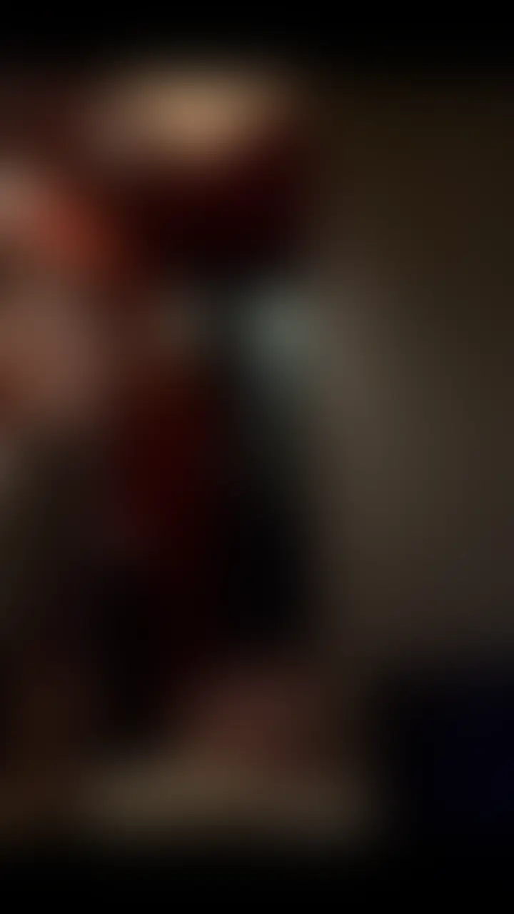 女友達と岩盤浴に行ってタオル一枚でウロウロしてたら、タオルが落ちてしまい友達の前でぽろり。恥ずかしそうにしながらも笑って見てくれたので、目の前でしごいて大きくなったところも見てもらいました。 (2/2)