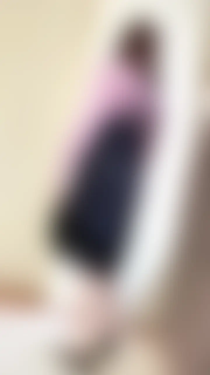 赤いTバック…前は穴空きだからポロリのままお出かけです❣️デートの時、こんなの穿いてたら嬉しいですか☺️💕 sample 1
