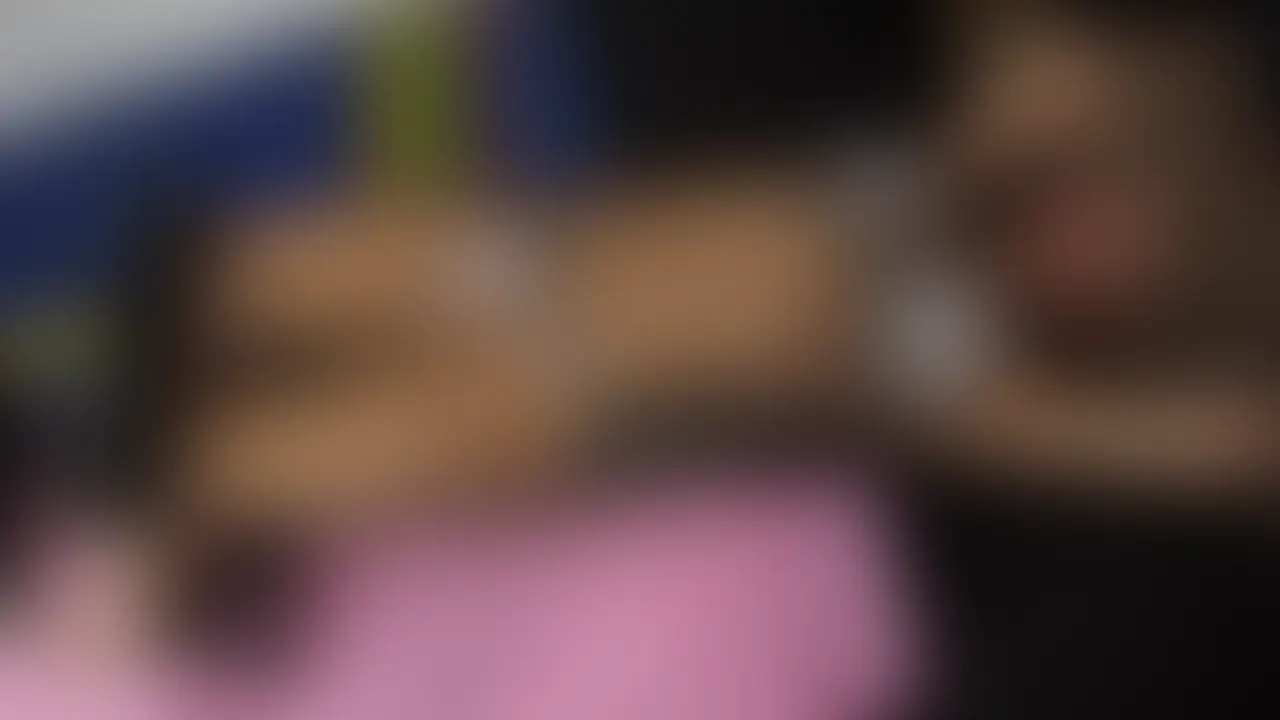 【都内ジム収録】全裸エクササイズの世界07「筋肉女ファン必見!超スパルタ追い込み!」
文京区にある「滝田式トレーニング」現場のロケを行いました。
この滝田式というのは自重トレをメインにしており、さらに筋肉の負荷を視覚によって確実に捉えるため全裸で行う独自のものだといいます。
今回の被験者は2人。ひとりめは本格的にそこで鍛錬をしている会員のスポーティー女性で、
褐色の肌がボーイッシュな上級者女性。本業はアパレル業らしいです。
とても美しくハードに負荷のかかかったベンチクランチを披露してくれます。
全裸で、その鍛え上げた腹筋を拝めましてみごとにカットが確認できる腹直筋がその手のファンの方には刺さること必至ですね。
また超ハードといわれる懸垂バーをつかったレッグレイズを見せておりこれがすごく
開脚レイズにおよんでは外性器を開きまくっていてよりいっそう全身の筋肉の使い方をまなべます。膣口や肛門に力を入れているのが見てとれるようアングルも正面からばっちり。
二人目は入門2ヶ月のビギナーですがコーチが腹にパンチをして強烈に負荷をかけるハーディストなトレーニングを目撃できました。乳輪の色素がうすくムチムチボディですが
今後前者の女性のようにマッスルレディになることを祈りながら応援したくなる映像です。
分数15分58秒
映像サイズ 1920×1080 (2/2)