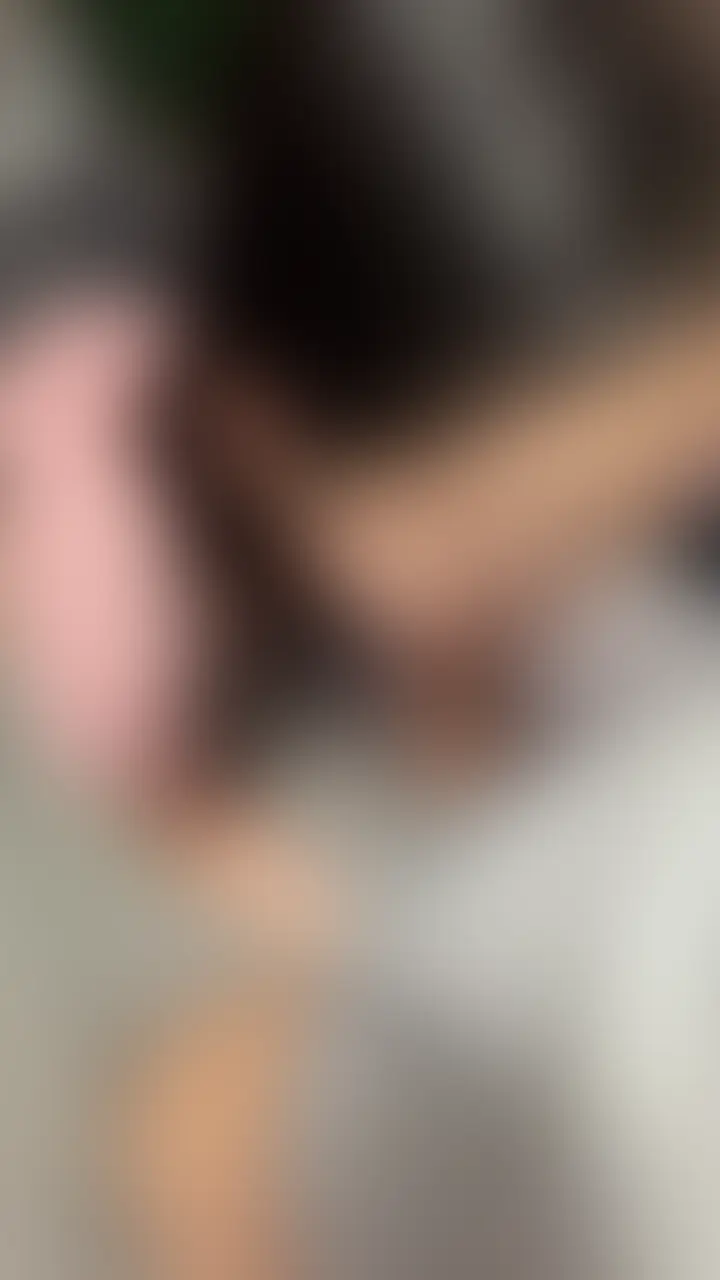 【居酒屋で働いてた笑顔が可愛い黒髪ショートの子に声をかけお持ち帰り!彼氏の着信を無視して生ハメ完了】
もも【20】居酒屋店員
主観カメラ
友達と行った日曜日昼呑みしてた居酒屋に黒髪ショートの笑顔の可愛い子がいた
「〇〇ですね?かしこまりましたー」と笑顔で接客してくれるこの子ととやりたいなと思いトイレ行った隙にももに「何時に終わるの?〇〇駅のスタ〇で待ってるからちょっと話そうよ」と伝えたらちゃんと来た
ももは可愛いのでやはり普段から声をかけられるらしいが一度も付いてっては無いらしい
僕の事をカッコいいと思ってくれてついてきてくれたらしいけど
この日は彼氏と約束があって鬼ラインと鬼電それを無視してしまいには電源を切ってしまった
かなり束縛が強い嫉妬心の彼氏らしい
声をかけられて断る理由はヤリたい男ばっかりで嫌だから断ってたらしいなので「僕はだめなの?」と聞くと「まる」と承諾がおりた
そしてキス
2時間前に初めて会った可愛い子でキスしてる
キスが終わると「きもちいい」「かっこいい」と楽勝落ち
そのままベットに誘いキスをしてると自分から僕の首に手を回して来る。パンツの上から愛撫してると腰を浮かせ感じる
パンツの中に手を入れクリを優しく撫でながらの中指さわりでイかせる
ももにフェラをしてもらう
ゆっくり奥深くねっとりフェラが気持ちいい
クンニをすると声をあげ感じる
「りょうくんきもちいい!」「やばい!!」そのままイってしまう
「ゴムつけるね」と言うと「ゴムいらない」と安全日だから生ハメOK
生挿入
かなりアソコがきつくて気持ちいい
突くと「ああ!!ああ!!」と大声でイキまくる
ラスト「ももちゃんいくよ?」と言うと「出して」と超エロい子
中に大量に発射した (2/2)