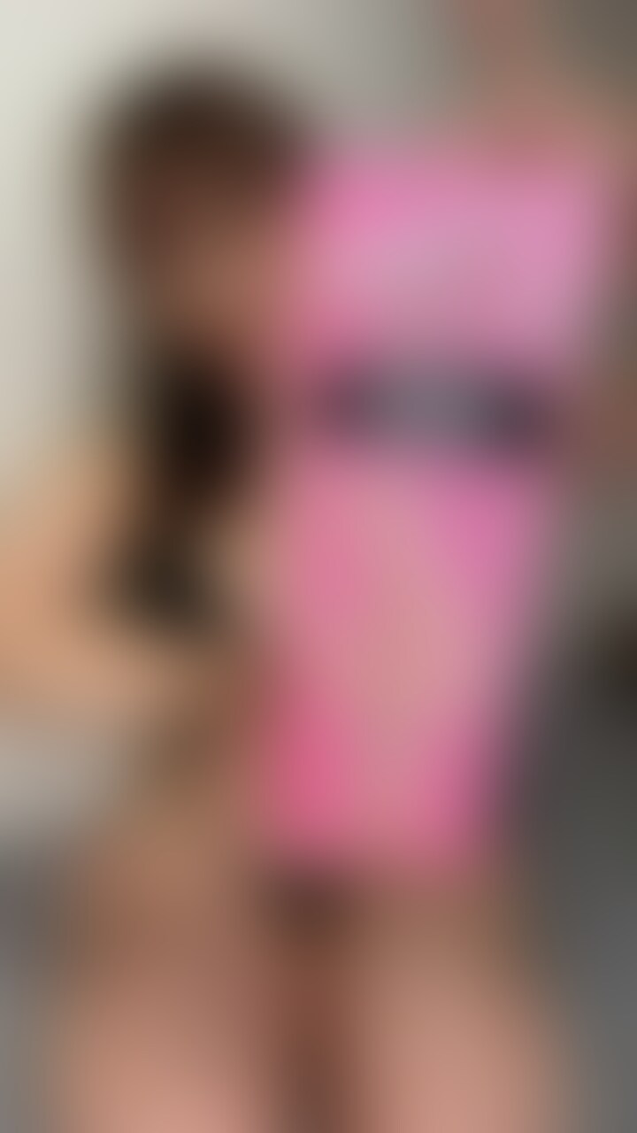 エムズアンバサダー【PINK!! PINK!! PINK!! CPGAマッサージャー】レビュー⭐️
大人のデパートエムズさんのアンバサダーレビュー動画です💚
今回紹介するアイテムは【PINK!! PINK!! PINK!! CPGAマッサージャー】https://www.ms-online.co.jp/vibration/twothereepoint/050302238?pclass_id=213713です‼︎
☝️この商品のポイント☝️
⚫︎膣・クリ・アナルを振動で刺激しつつ、ポルチオを舌舐め動作で刺激する3点責めバイブ
⚫︎全体的に細めでビギナーにも使いやすいサイズ。機能は全て連動で個別操作はできません
⚫︎動作はUSB充電式の生活防水仕様です
パッケージから「C.P.G.A」という文字がインパクト大‼︎ 形状は、C(Clitoris)P(Portio)G(G-spot)A(Anal)の4か所を同時に刺激する超強欲形状になっているそう‼︎4点同時攻めなんてワクワクしちゃう‼︎アナルはあんまり経験ないけど入るかなあ....??
【使ってみた感想】
・全体的にに細めな形状なのでアナルビギナーな私でも先っぽだけだけど楽しむことができました♪
・12パターンの強力振動が全体に伝わり、4か所一気に快感が味わえるお得なおもちゃ‼︎
・1番長い部分(ポルチオ担当の部分)の先には舌のような形のところがあったけどそこは正直あまり分からなかった...
・クリトリス担当の突起はつぶつぶになっていて押し付けると気持ちいいかも‼︎
・4点同時攻めおもちゃ初心者には中々ピンポイントのところにググッと当てるのが難しいのかもしれない🤔
4点同時攻めおもちゃだけど1つの部分を1つずつ使う方が私的にはうまくフィットできて気持ちよかった🫠まだまだ4点責めに慣れていないのかもしれない...w
4点責めおもちゃマスターの方使ってみてコツを教えてください><>< (2/2)