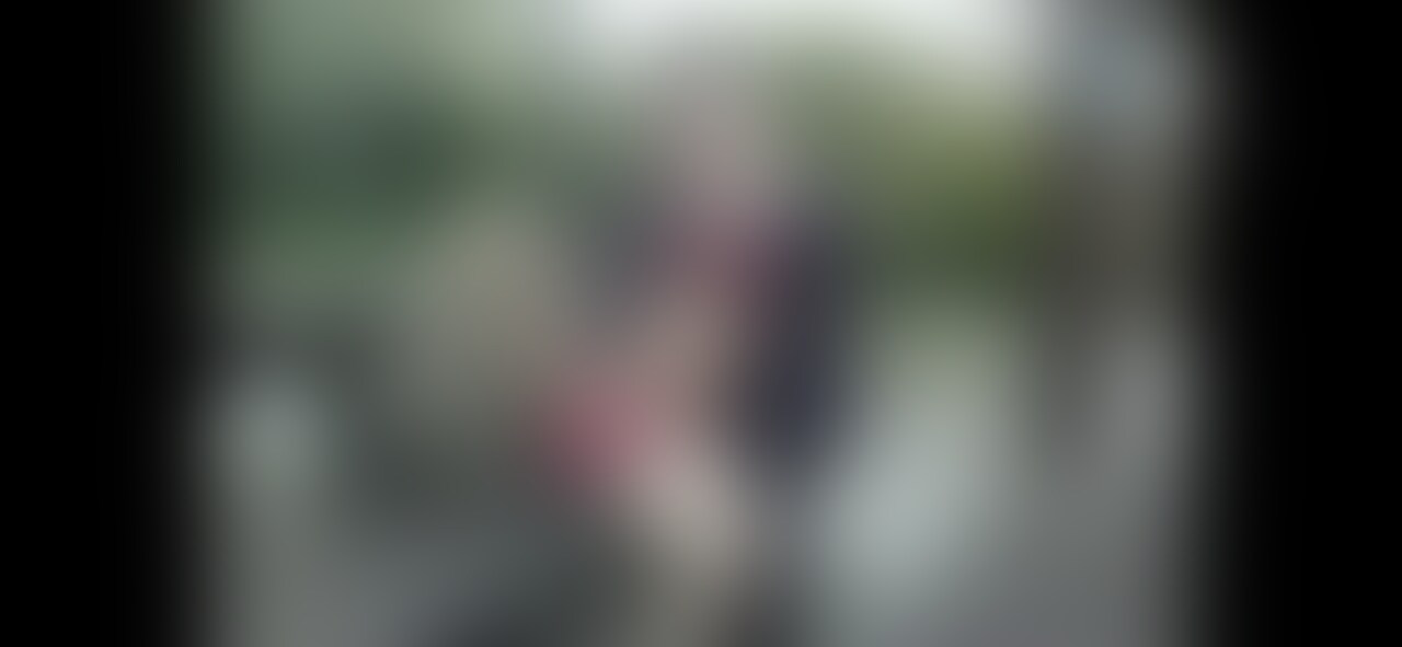 真っ昼間から公園でエッチな自撮りしてたら、オジサンに絡まれちゃってさあ大変😌㊙ (2/2)