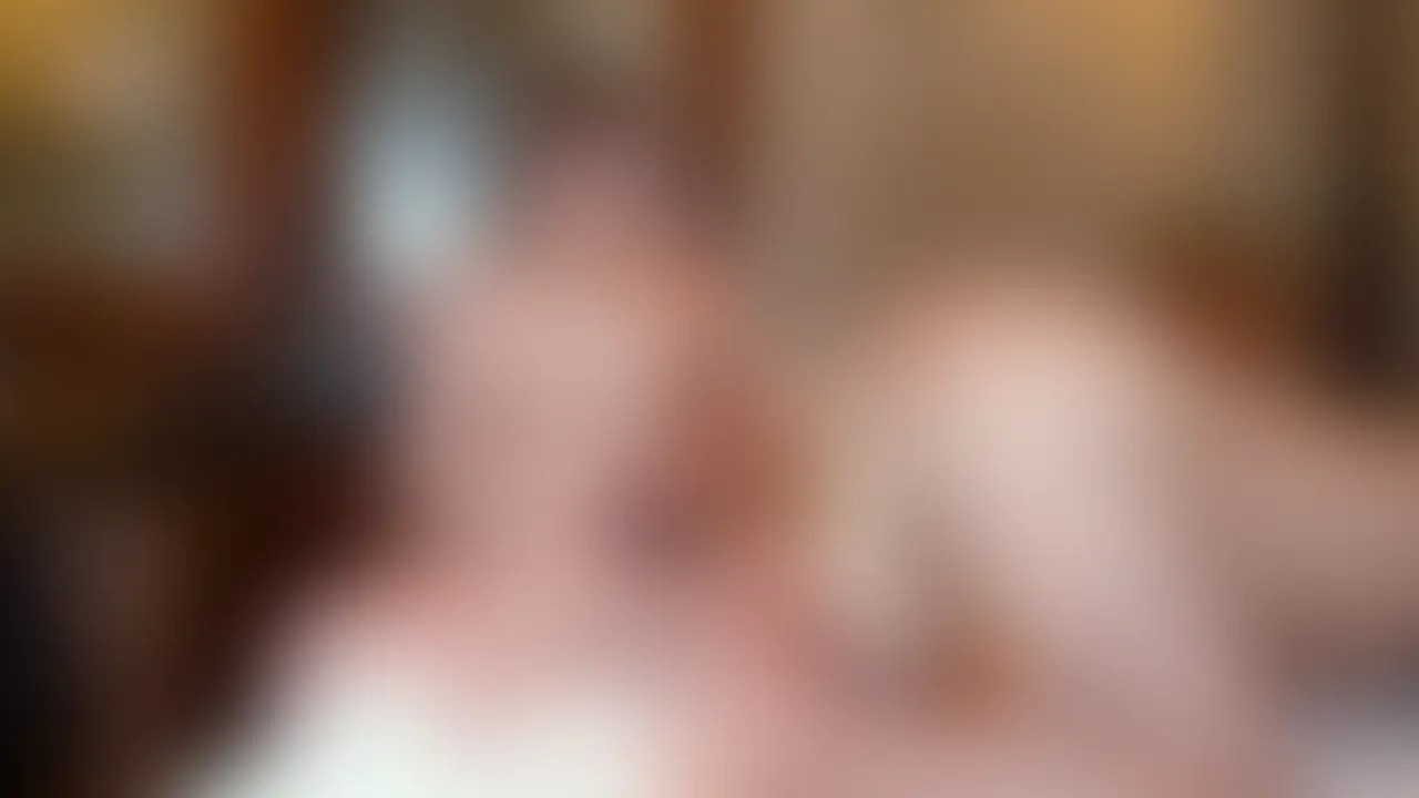 M男の悲鳴が好物!みすずケツ掘り搾精パンスト手袋亀頭みがき手コキ
M男の悲鳴が好物!ドS痴女テクニシャンのみすずちゃんが、
四つん這いの搾精犬と化したM男のちんこを
パンスト手袋でシコシコイジメしちゃいます。
亀頭&金玉を擦り揉みしたり、指でアナルをホジホジしたりで
M男が犬のように泣き叫びますよ。
四つん這いM男の勃起ちんこを後ろに引っ張り上げての
シコシコ手コキもかなり効果的でした。
根本を不自然な方向に引っ張られているために
亀頭の固くなりっぷりが半端じゃありません。
しかも根本をせき止める効果もあるので
イクこともままなりません。
パンスト手袋でのアナルほじほじも効果的でした。
ザラザラパンストの指先でアナル皺を擦られるんですから
もうケツを振り乱して快楽をむさぼる駄犬と成り果ててしまうこと間違いなしです。
終盤には仰向けにさせてのパンスト亀頭みがきプレイです。
ただ、ハプニング発生。M男がかなり早い段階で射精してしまったのです。
「勝手にイッちゃう雑魚ちんぽだから」との理由で
直後責めが長時間続きました。パンスト亀頭みがき経験者なら共感していただけると思いますが、
射精直後の敏感ちんぽをパンストで直に磨かれたらもう発狂せざるを得ませんよ。
100%くすぐったい亀頭射精直後責めで悶えまくりなフィニッシュでした。
四つん這いでのケツ掘りちんこ後ろひっぱり手コキや、
100%くすぐったいとんでもない刺激が長時間に及ぶ射精直後責めを受けたい、
そんなパンストフェチ手コキ好きなM男の貴方だけにオススメです。
1920*1080
18:43
1.44GB
.mp4 (2/2)